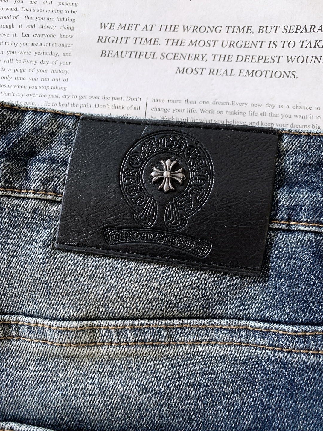 Chrome Hearts 克罗心 高街硬核牛仔裤👖裤身遍布立体皮革十字架刺绣，如同哥特教堂的隐秘符号，