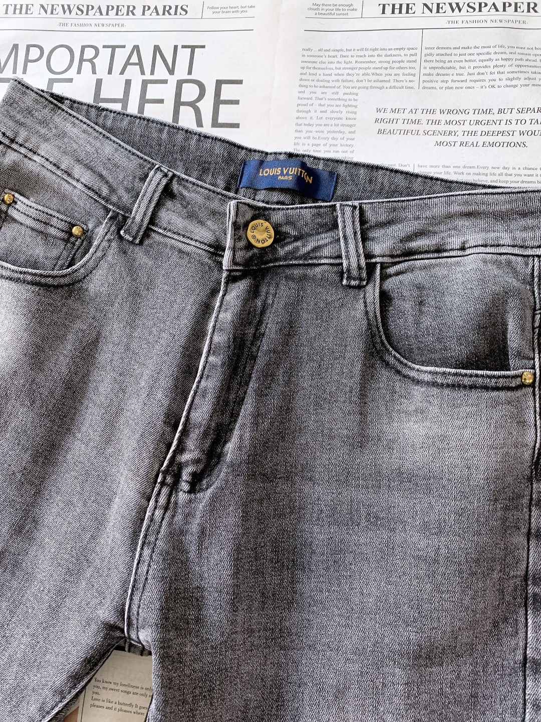 LouisVuitton 路易威登 2025FW秋冬新品高级时装感，重工洗水牛仔裤。面料很特殊，超细精仿