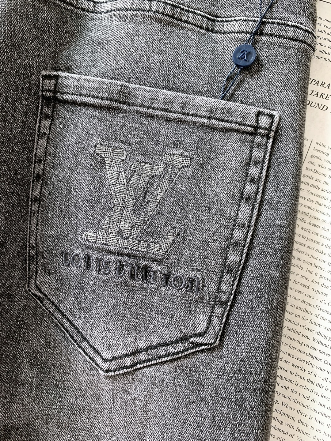 LouisVuitton 路易威登 2025FW秋冬新品高级时装感，重工洗水牛仔裤。面料很特殊，超细精仿