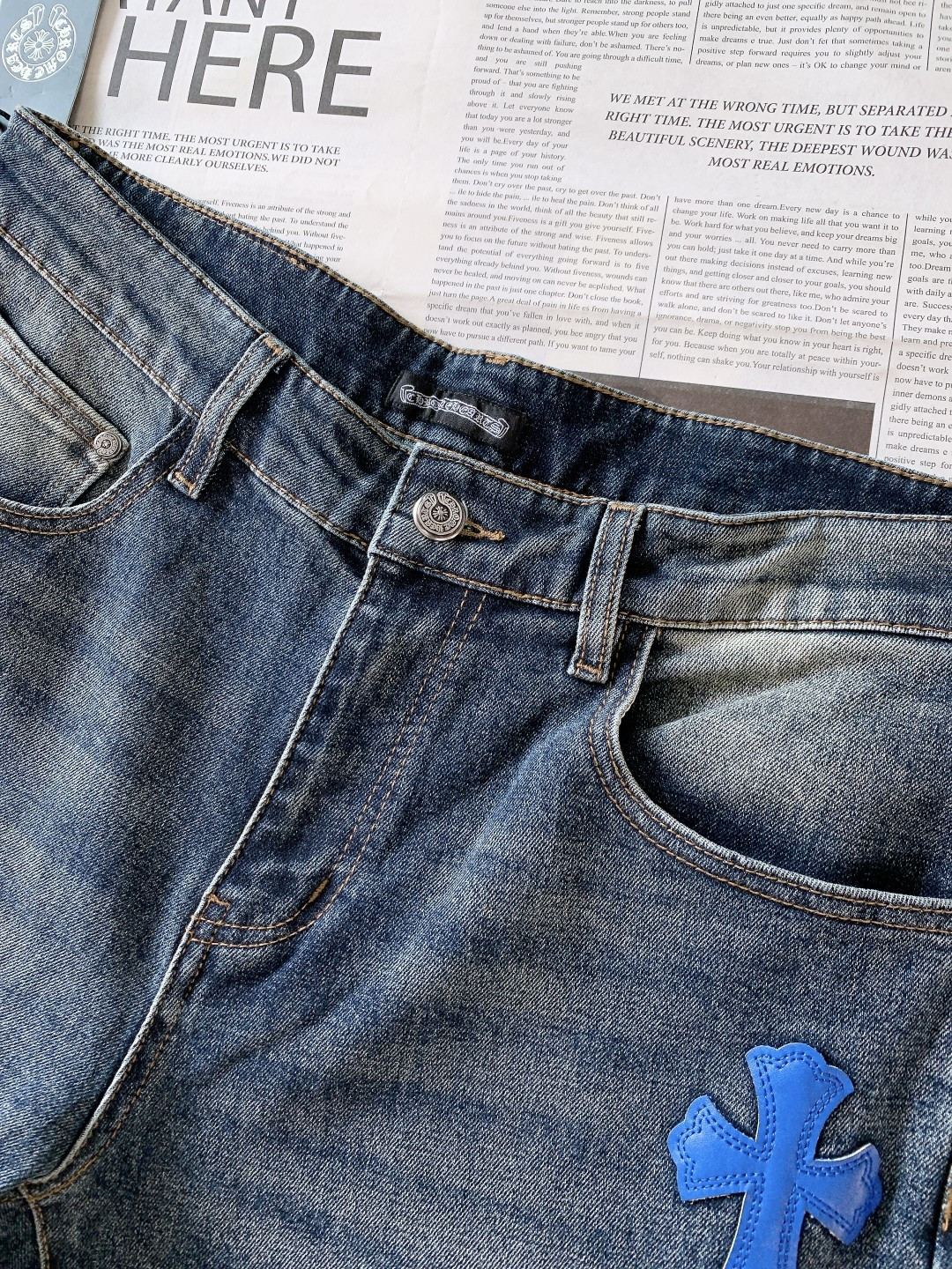 Chrome Hearts 克罗心 高街硬核牛仔裤👖裤身遍布立体皮革十字架刺绣，如同哥特教堂的隐秘符号，