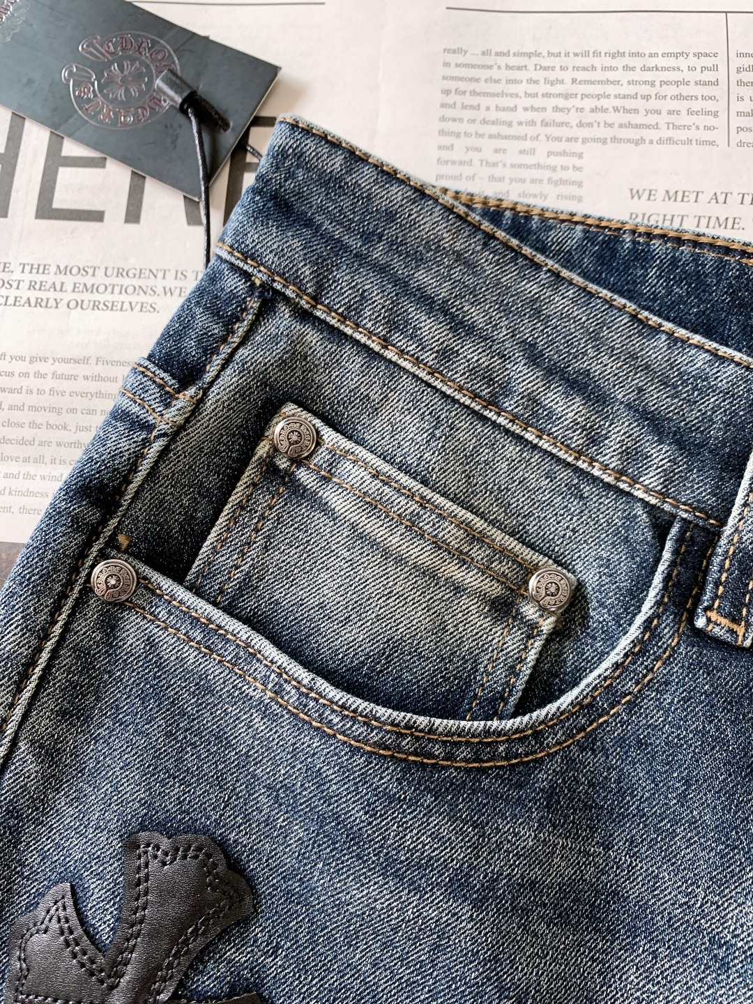 Chrome Hearts 克罗心 高街硬核牛仔裤👖裤身遍布立体皮革十字架刺绣，如同哥特教堂的隐秘符号，