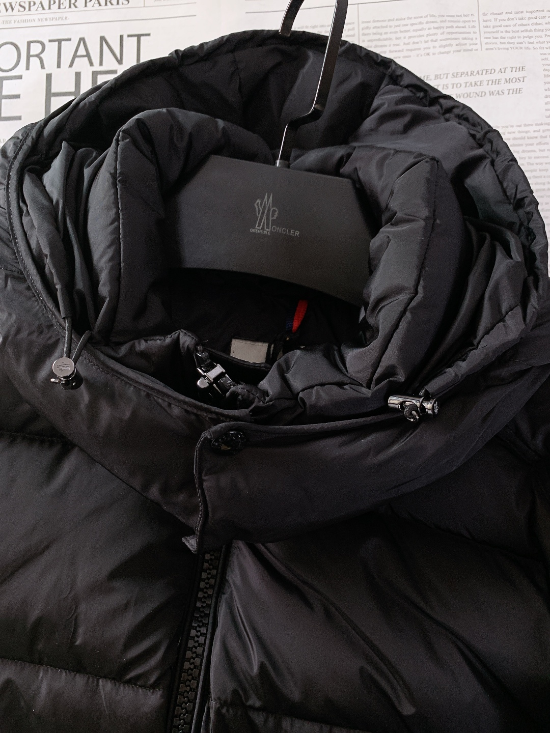 Moncler 蒙口 Vezere羽绒服 经典基因里的轻暖质感。采用Longue Saison专属面料，