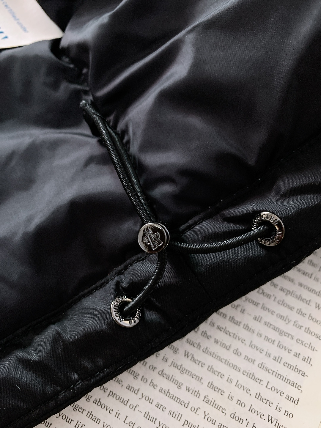 Moncler 蒙口 Vezere羽绒服 经典基因里的轻暖质感。采用Longue Saison专属面料，