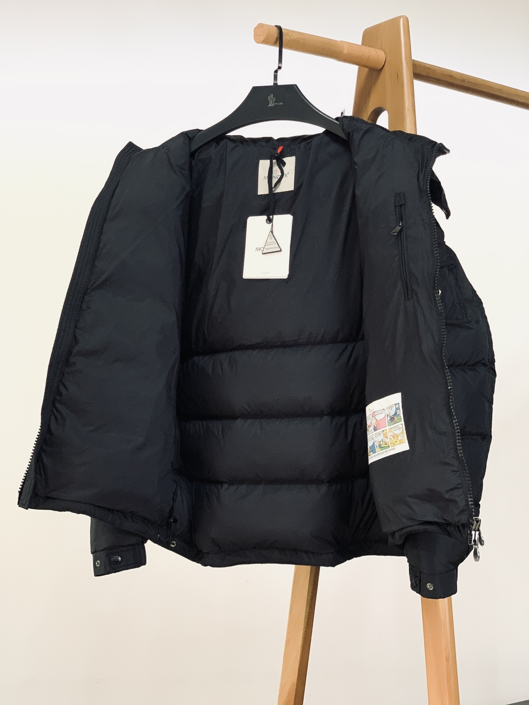 Moncler 蒙口 Vezere羽绒服 经典基因里的轻暖质感。采用Longue Saison专属面料，