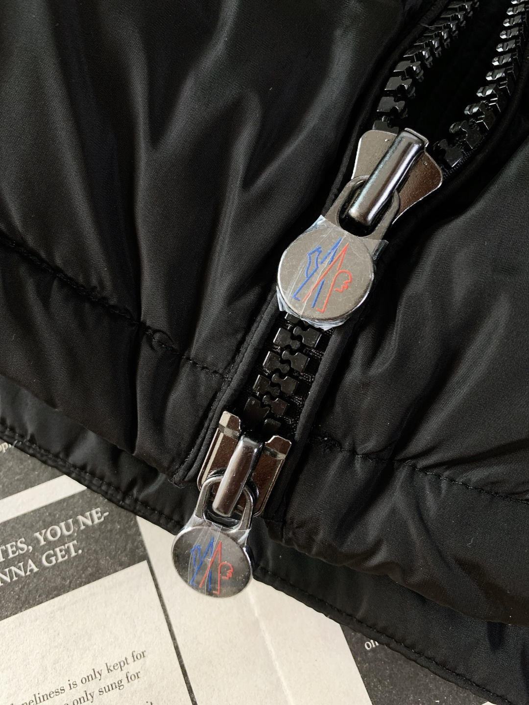 Moncler 蒙口 Vezere羽绒服 经典基因里的轻暖质感。采用Longue Saison专属面料，