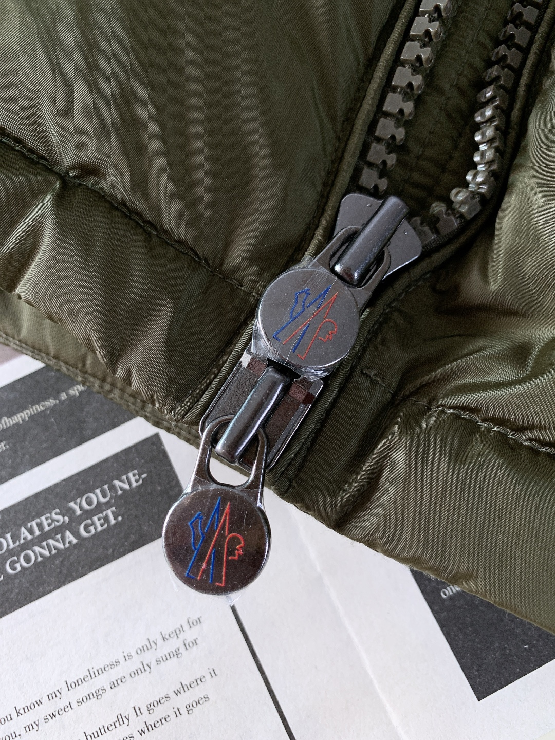 Moncler 蒙口 Vezere羽绒服 经典基因里的轻暖质感。采用Longue Saison专属面料，