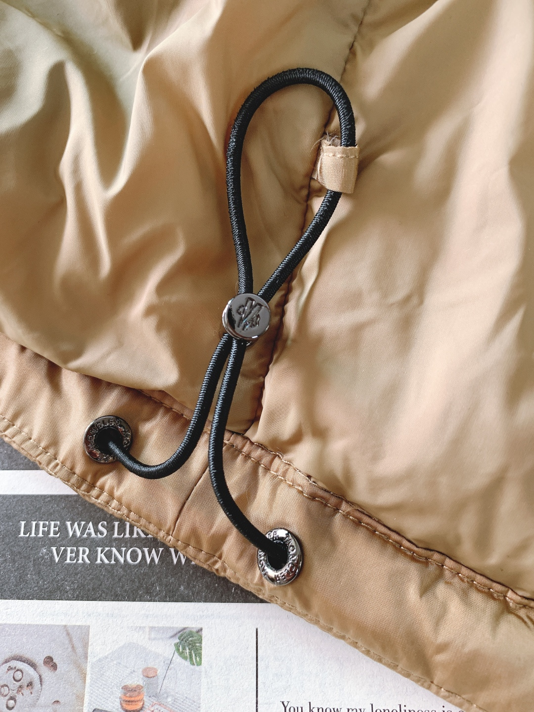 Moncler 蒙口 Vezere羽绒服 经典基因里的轻暖质感。采用Longue Saison专属面料，