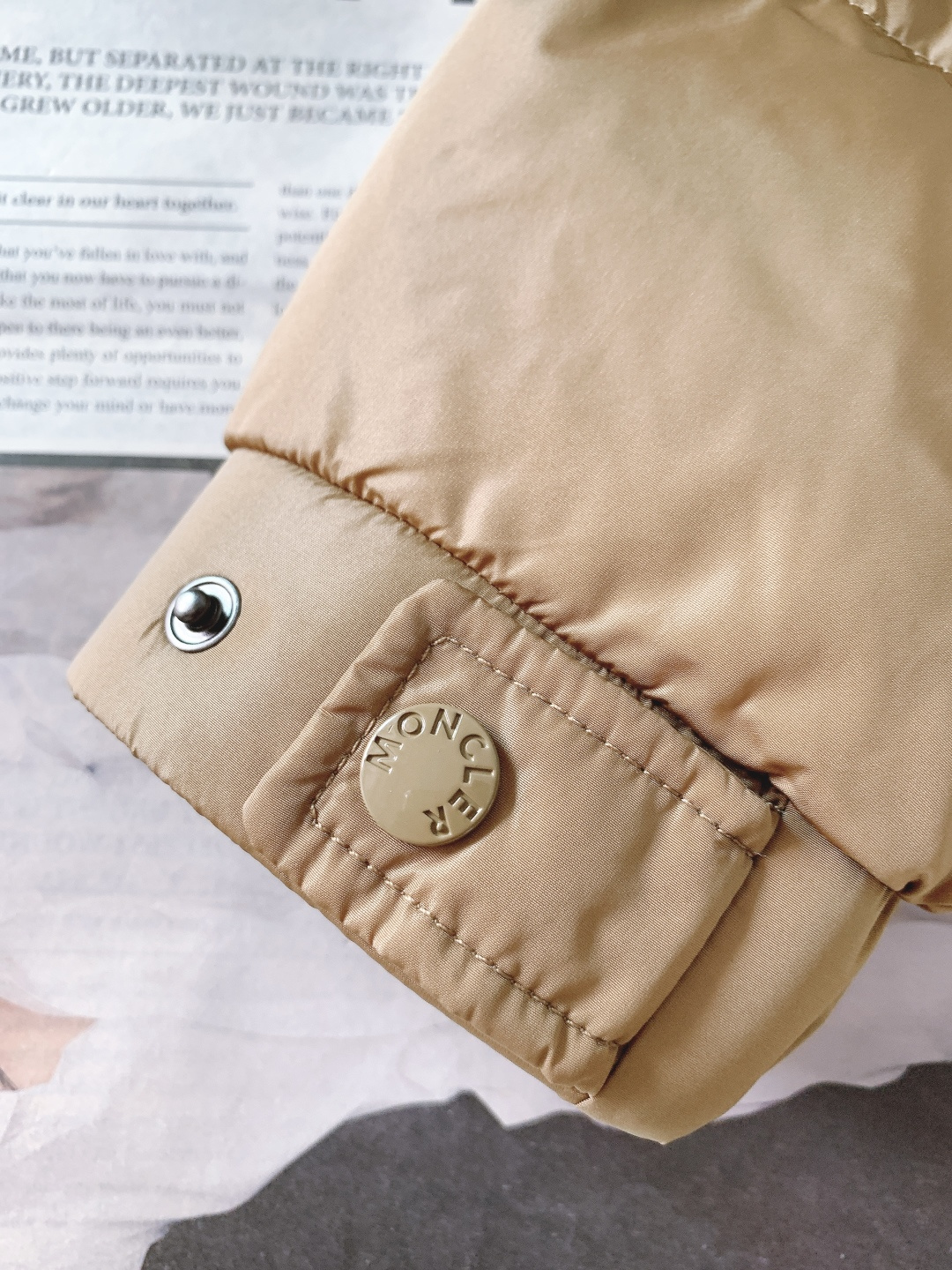 Moncler 蒙口 Vezere羽绒服 经典基因里的轻暖质感。采用Longue Saison专属面料，