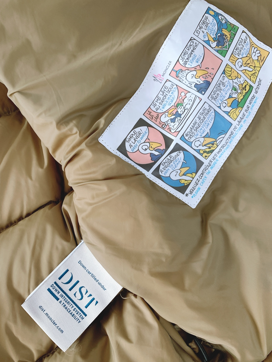 Moncler 蒙口 Vezere羽绒服 经典基因里的轻暖质感。采用Longue Saison专属面料，