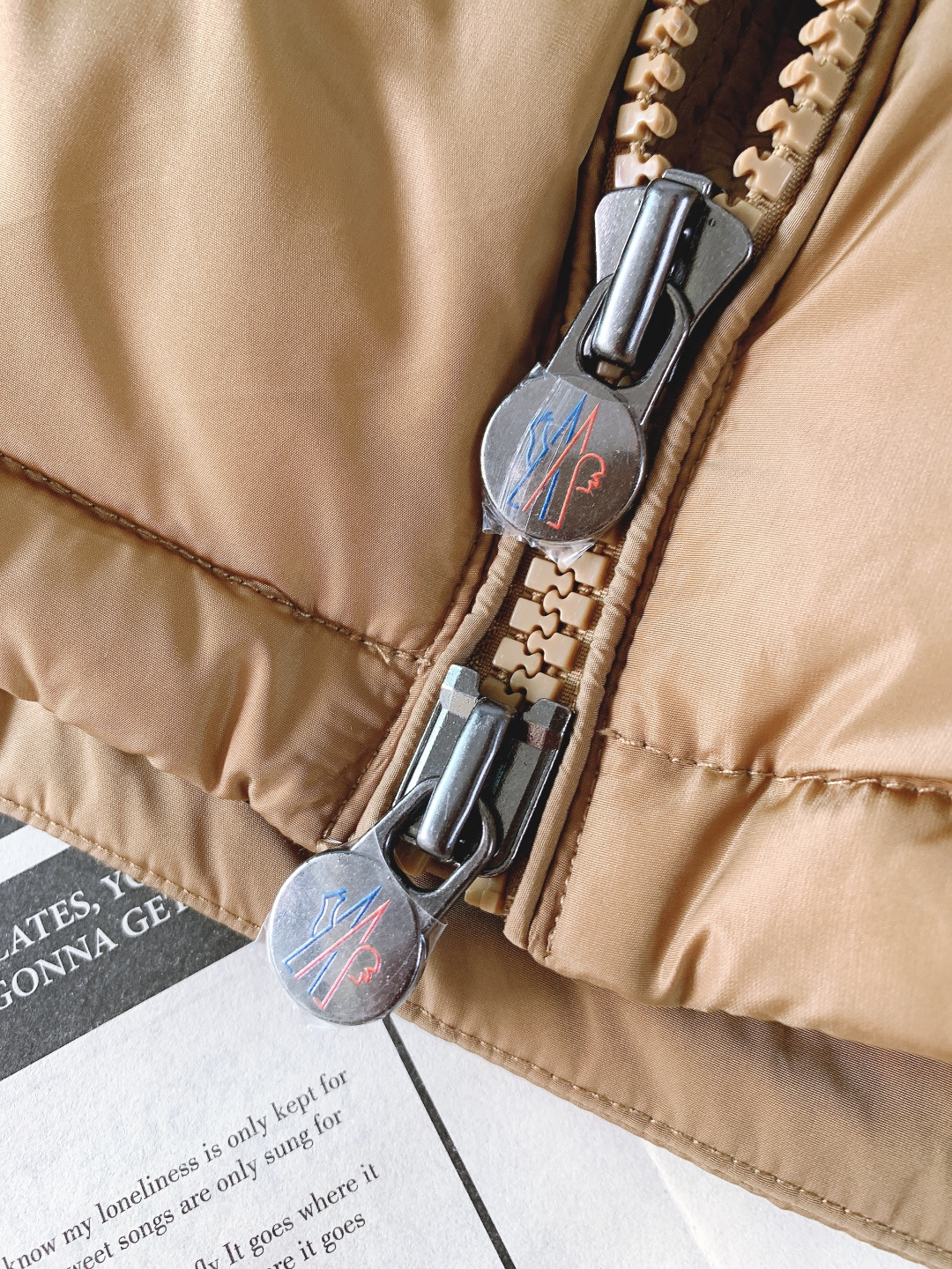 Moncler 蒙口 Vezere羽绒服 经典基因里的轻暖质感。采用Longue Saison专属面料，