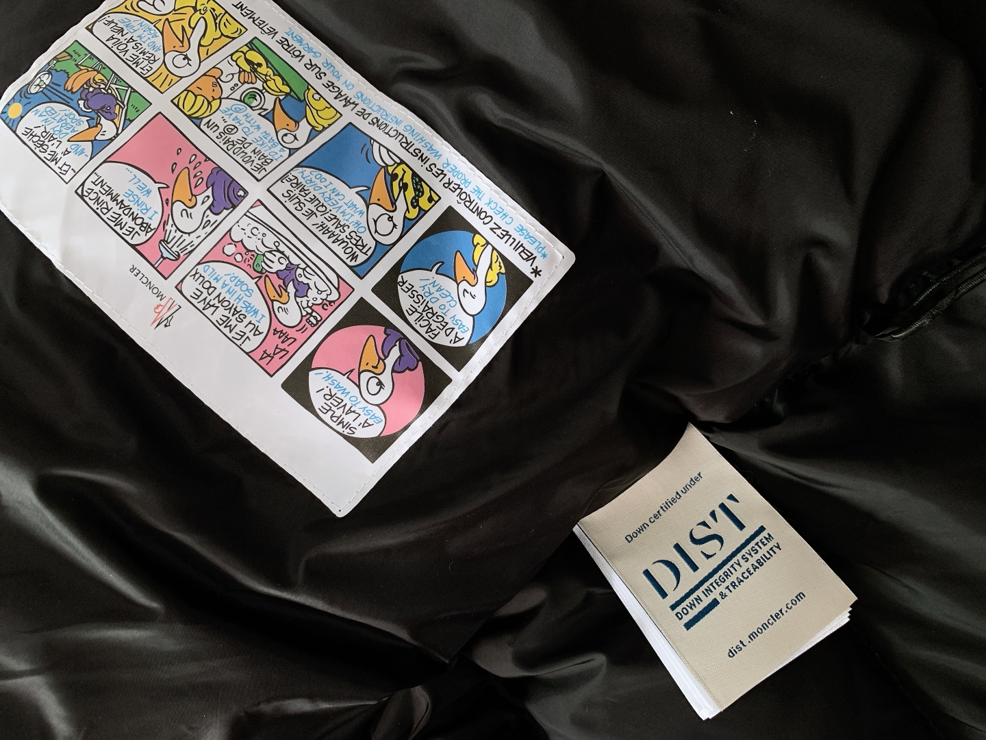 Moncler 蒙口 Vezere羽绒服 经典基因里的轻暖质感。采用Longue Saison专属面料，