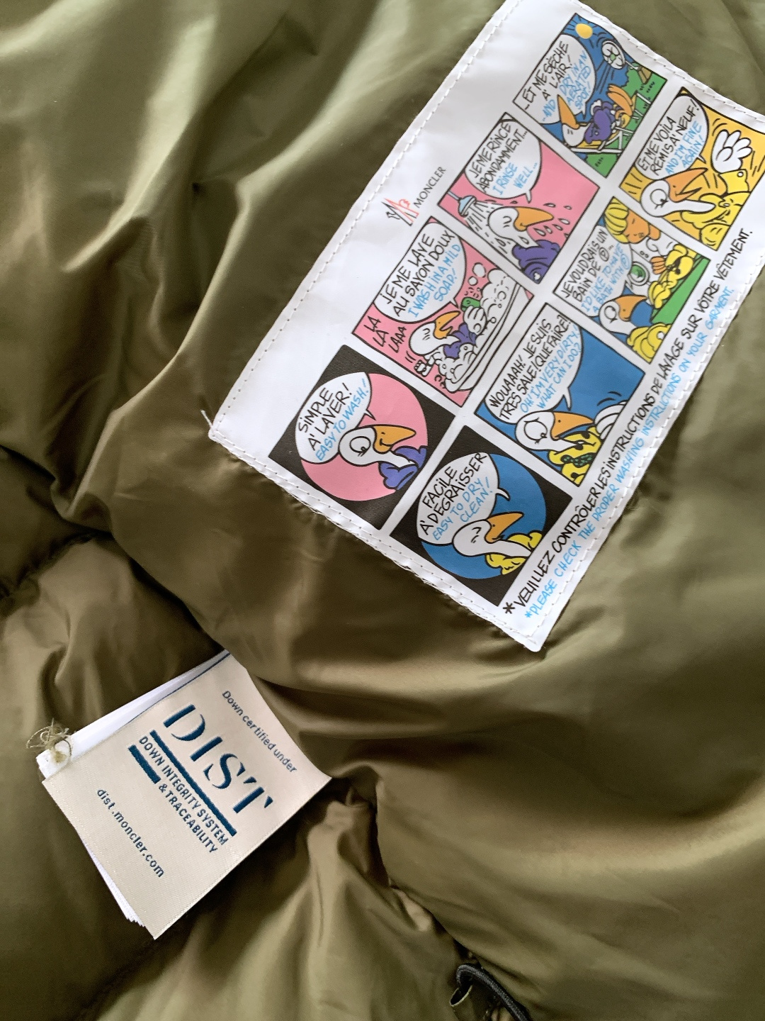 Moncler 蒙口 Vezere羽绒服 经典基因里的轻暖质感。采用Longue Saison专属面料，