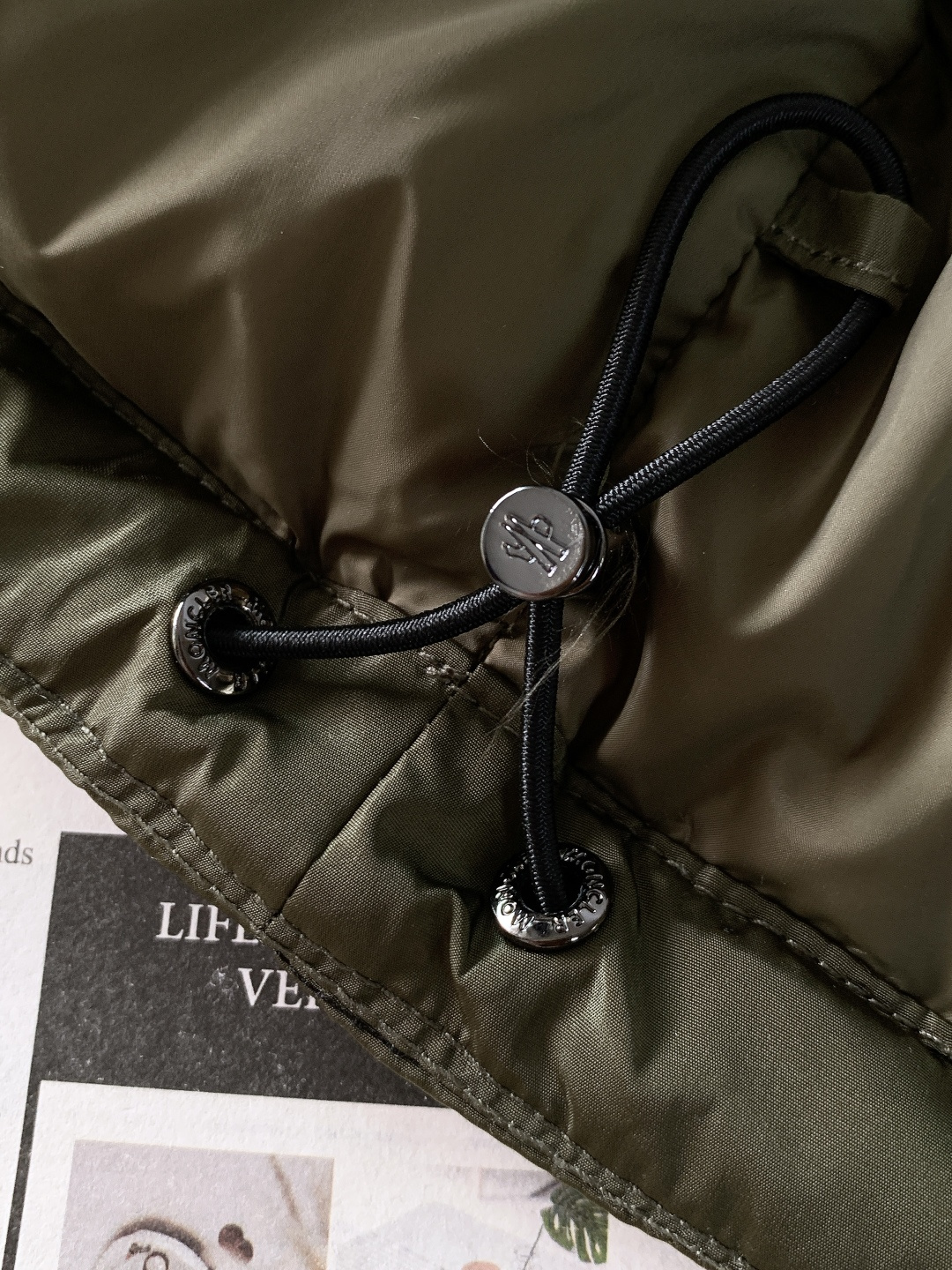 Moncler 蒙口 Vezere羽绒服 经典基因里的轻暖质感。采用Longue Saison专属面料，