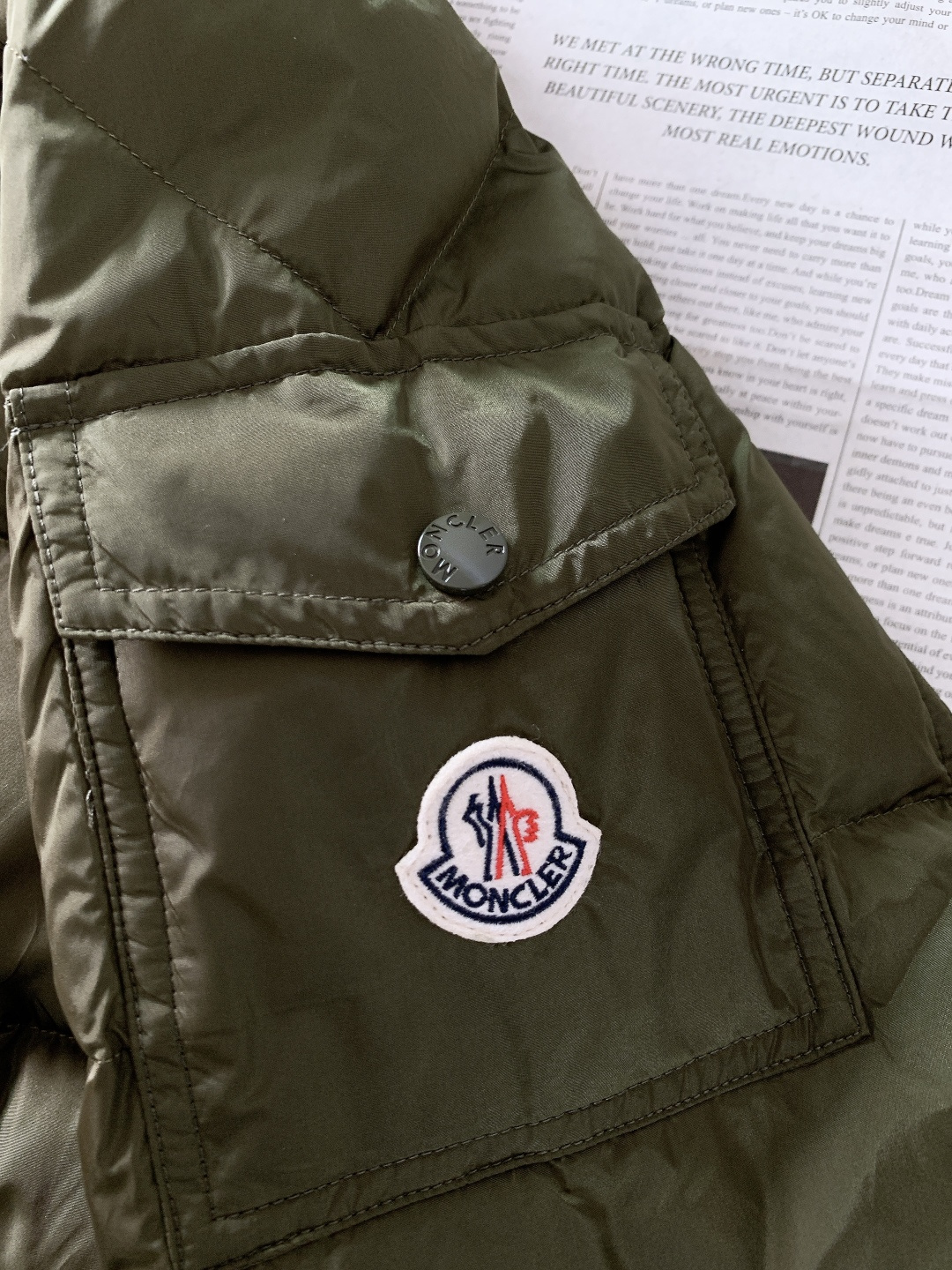 Moncler 蒙口 Vezere羽绒服 经典基因里的轻暖质感。采用Longue Saison专属面料，