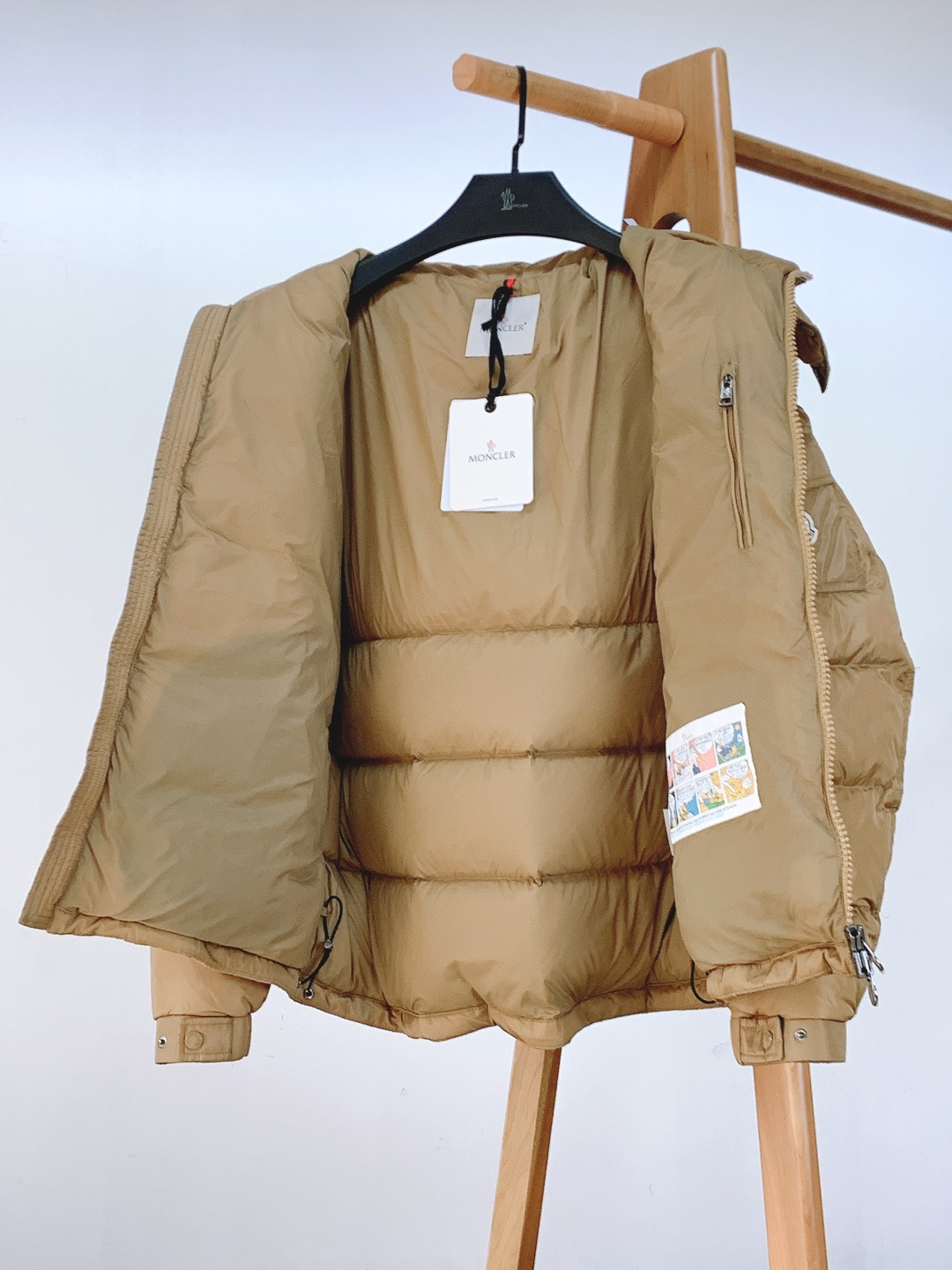 Moncler 蒙口 Vezere羽绒服 经典基因里的轻暖质感。采用Longue Saison专属面料，