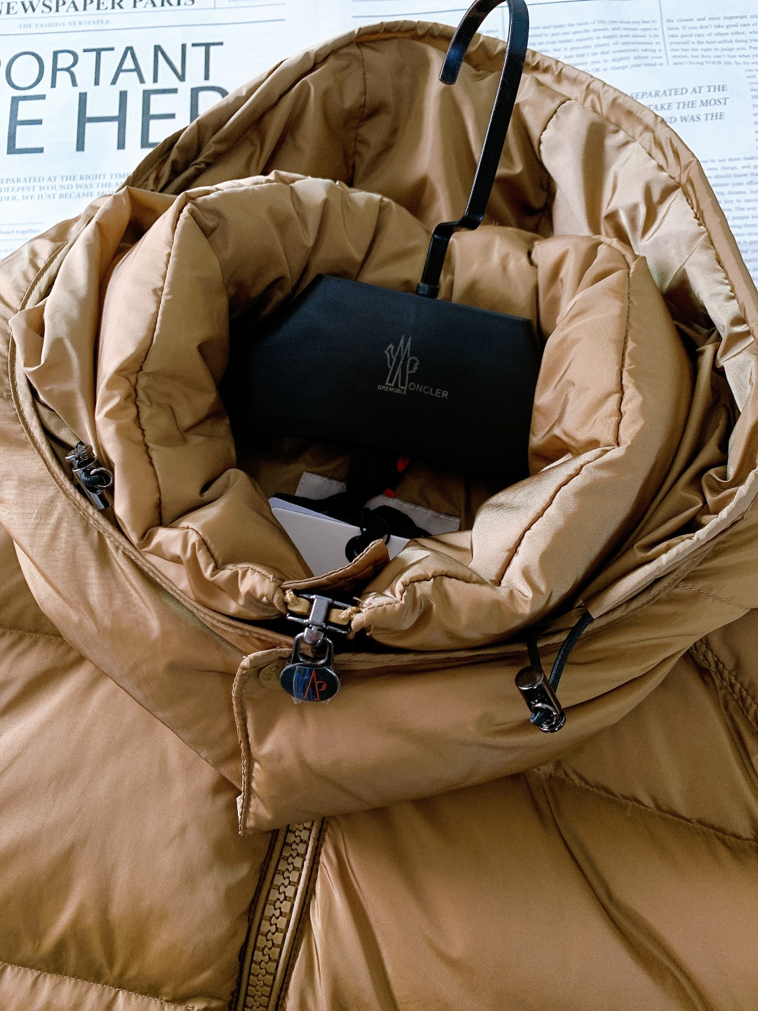 Moncler 蒙口 Vezere羽绒服 经典基因里的轻暖质感。采用Longue Saison专属面料，