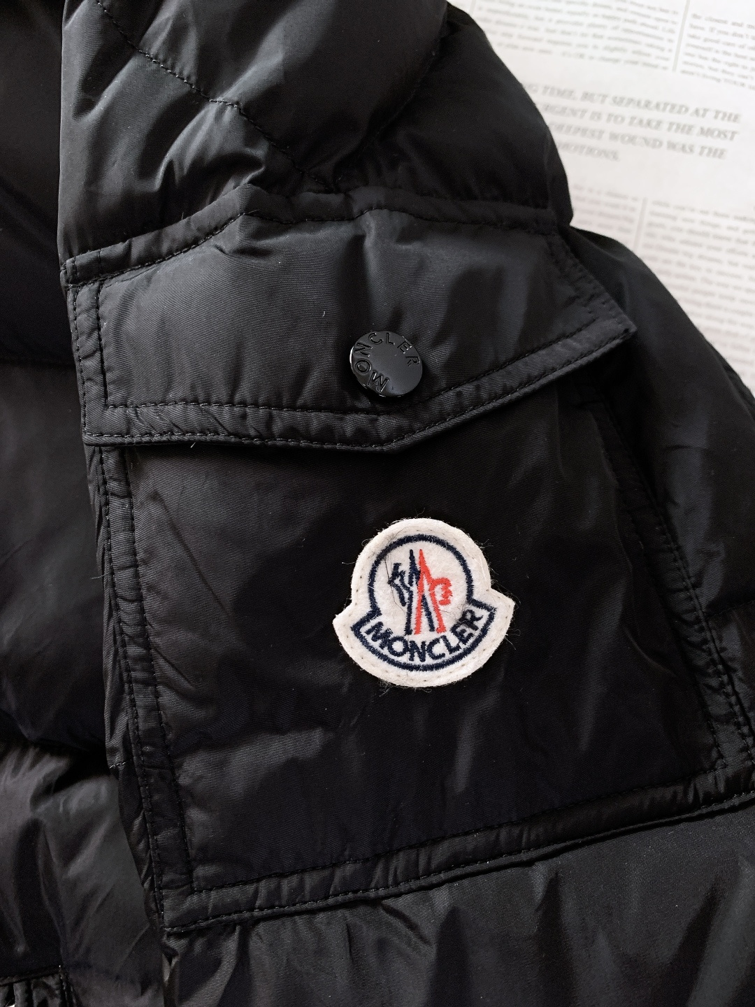 Moncler 蒙口 Vezere羽绒服 经典基因里的轻暖质感。采用Longue Saison专属面料，