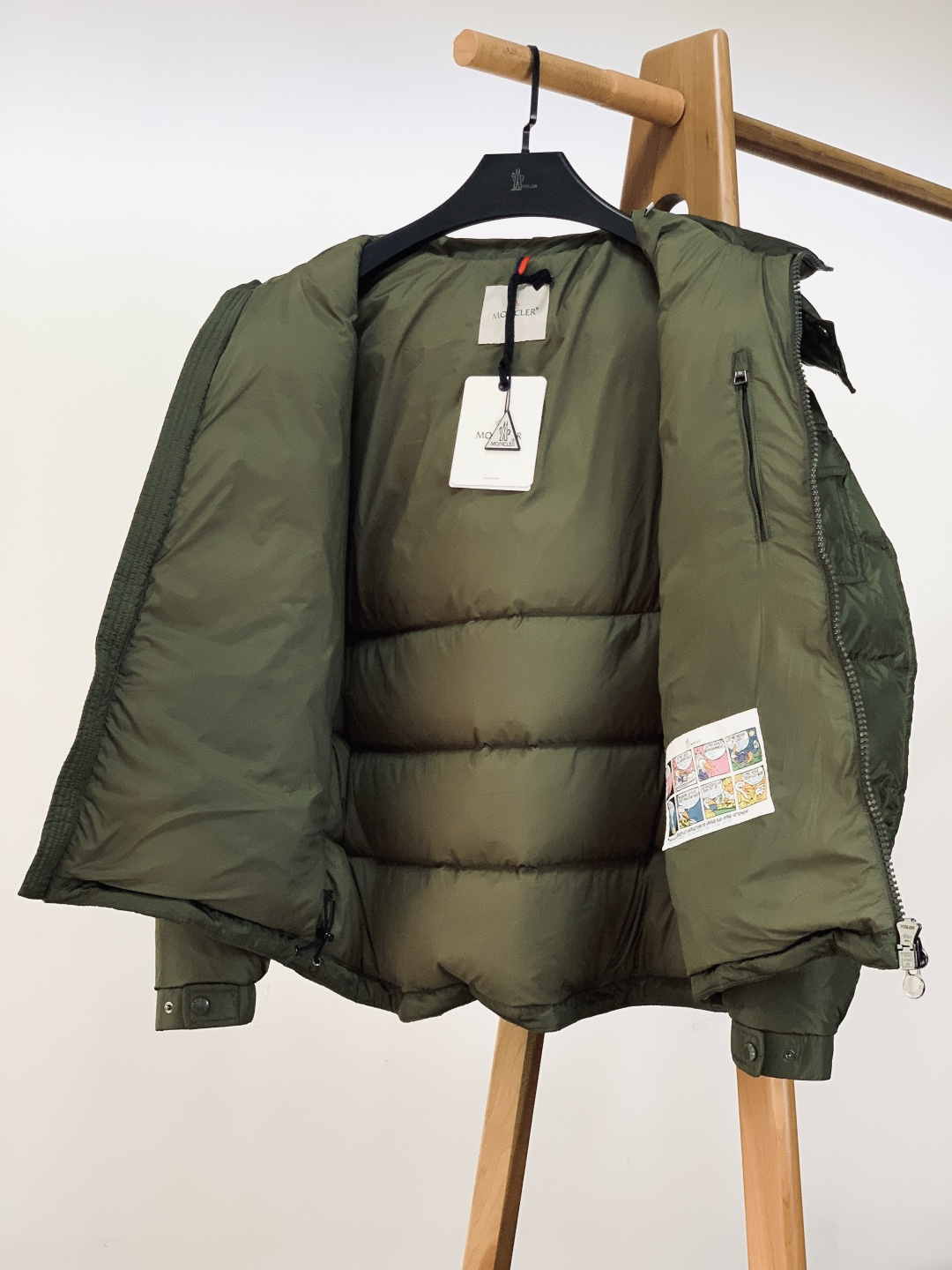 Moncler 蒙口 Vezere羽绒服 经典基因里的轻暖质感。采用Longue Saison专属面料，