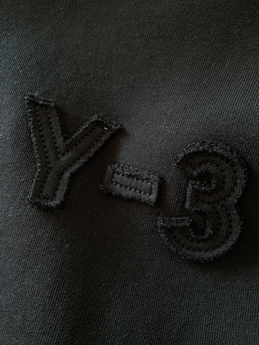 Y-3 山本耀司 2025FW秋冬新品连帽拉链卫衣。甄选420g高密全棉毛圈面料，采用新疆长绒棉双股纱线