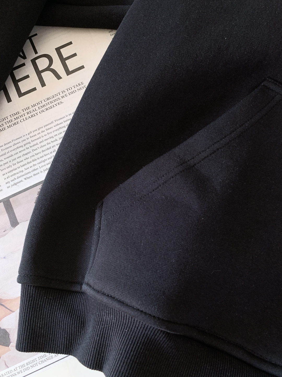 Y-3 山本耀司 2025FW秋冬新品连帽拉链卫衣。甄选420g高密全棉毛圈面料，采用新疆长绒棉双股纱线