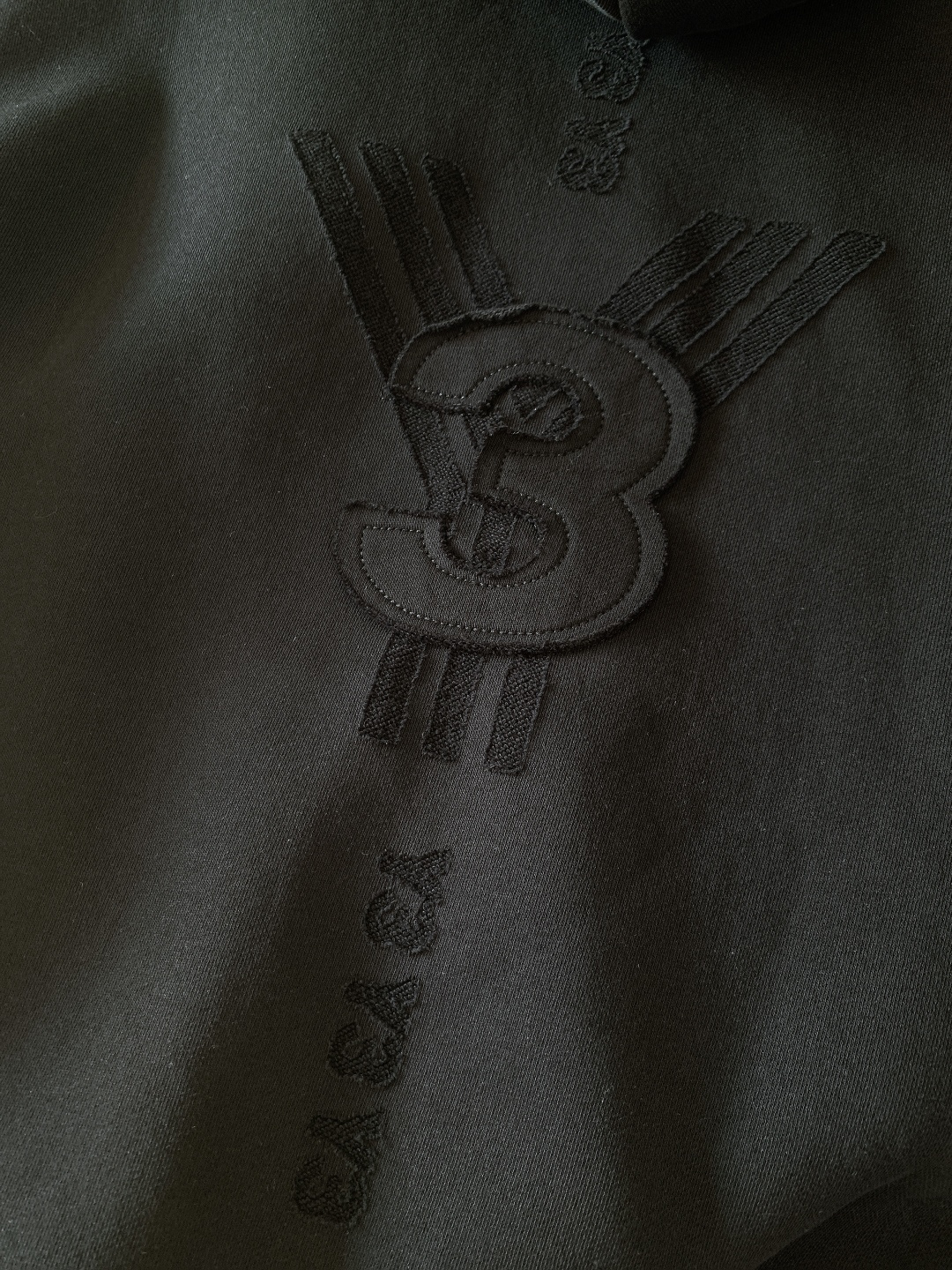 Y-3 山本耀司 2025FW秋冬新品连帽拉链卫衣。甄选420g高密全棉毛圈面料，采用新疆长绒棉双股纱线