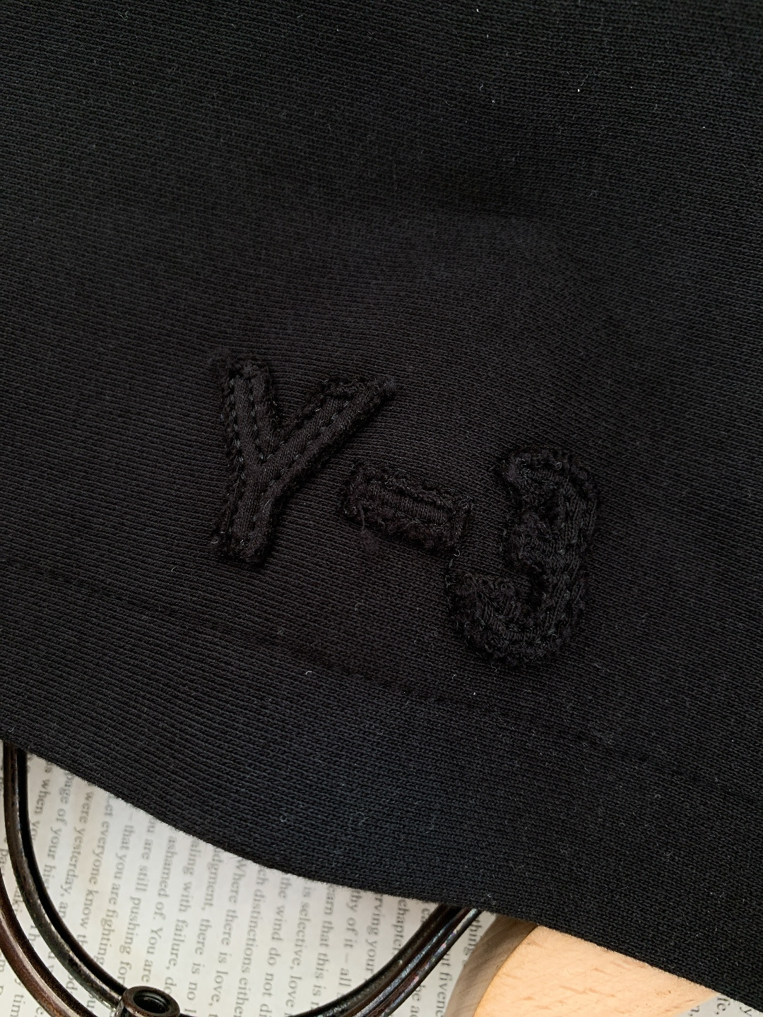 Y-3 山本耀司 2025FW秋冬新品连帽拉链卫衣。甄选420g高密全棉毛圈面料，采用新疆长绒棉双股纱线