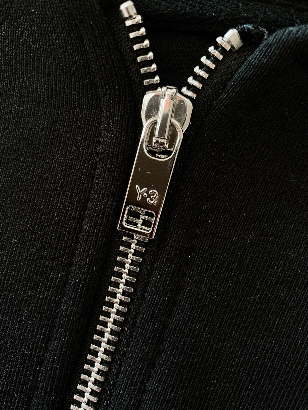 Y-3 山本耀司 2025FW秋冬新品连帽拉链卫衣。甄选420g高密全棉毛圈面料，采用新疆长绒棉双股纱线