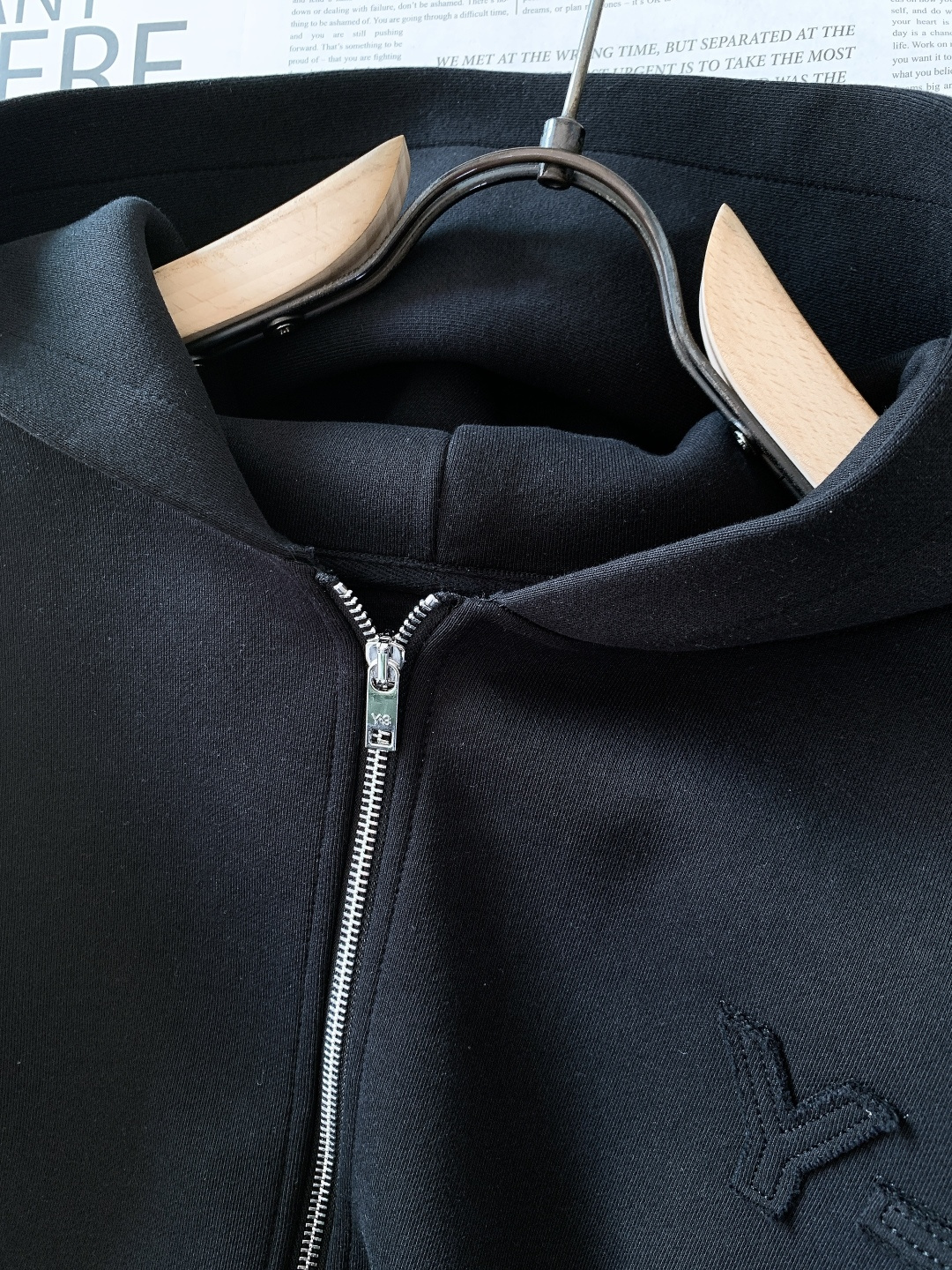 Y-3 山本耀司 2025FW秋冬新品连帽拉链卫衣。甄选420g高密全棉毛圈面料，采用新疆长绒棉双股纱线