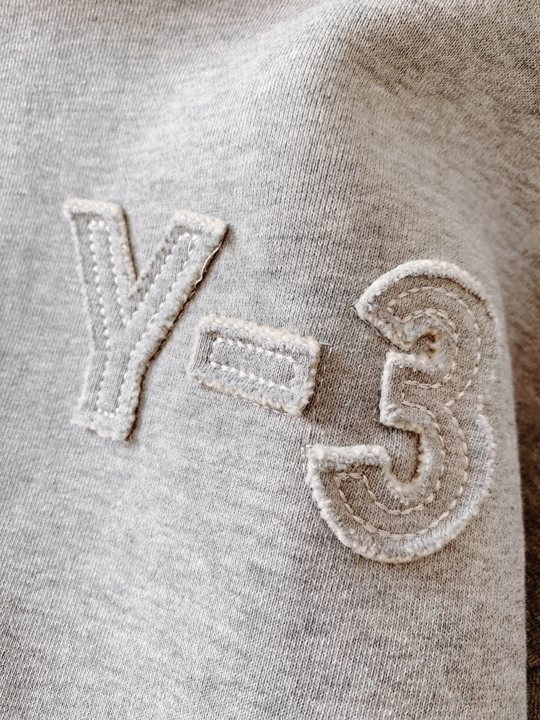 Y-3 山本耀司 2025FW秋冬新品连帽拉链卫衣。甄选420g高密全棉毛圈面料，采用新疆长绒棉双股纱线