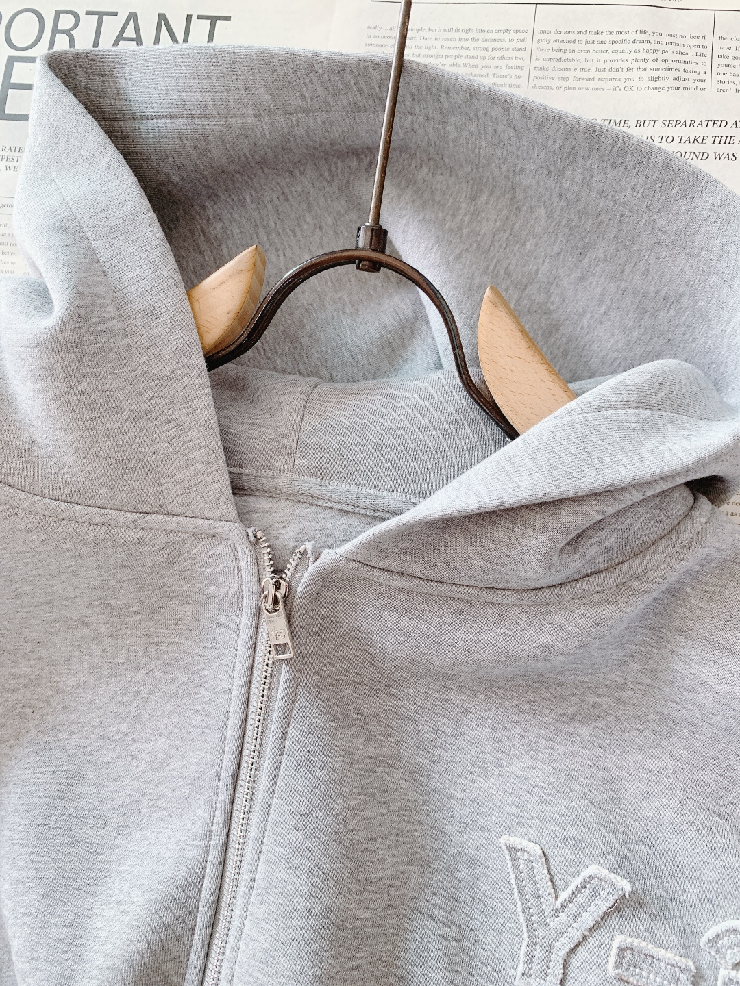 Y-3 山本耀司 2025FW秋冬新品连帽拉链卫衣。甄选420g高密全棉毛圈面料，采用新疆长绒棉双股纱线