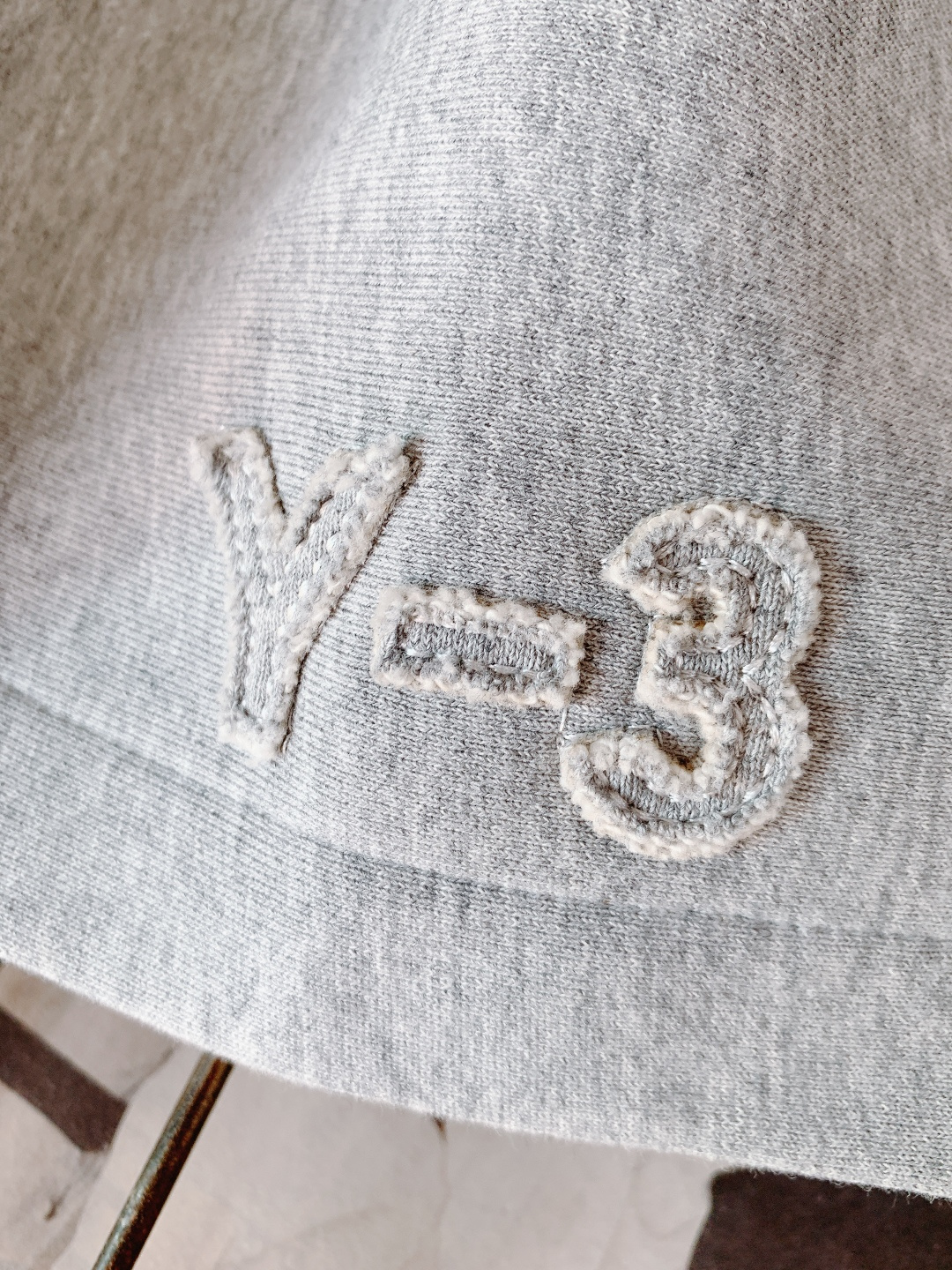 Y-3 山本耀司 2025FW秋冬新品连帽拉链卫衣。甄选420g高密全棉毛圈面料，采用新疆长绒棉双股纱线