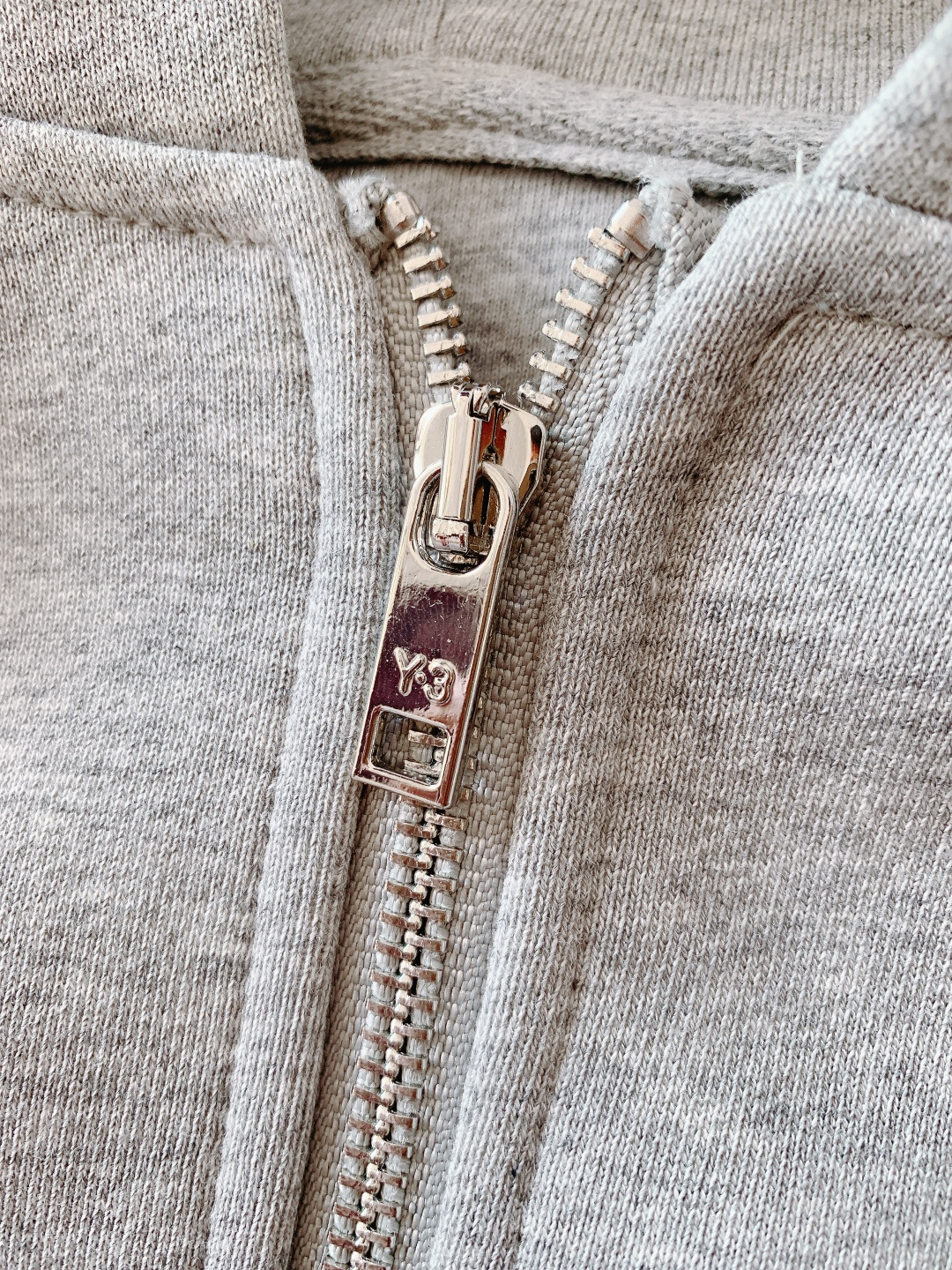 Y-3 山本耀司 2025FW秋冬新品连帽拉链卫衣。甄选420g高密全棉毛圈面料，采用新疆长绒棉双股纱线