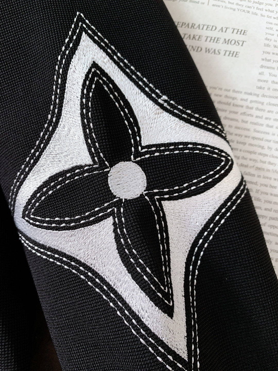 LouisVuitton 路易威登 2025FW秋冬新品黑系刺绣套装。衣身与裤装的标识字母采用立体刺绣工