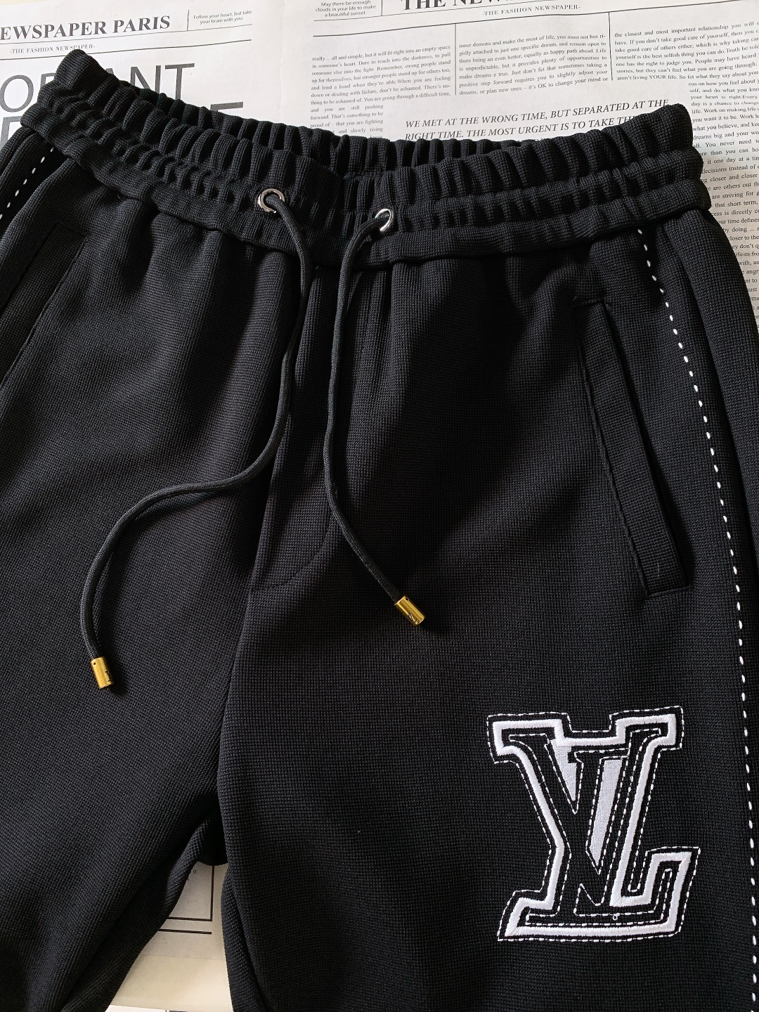 LouisVuitton 路易威登 2025FW秋冬新品黑系刺绣套装。衣身与裤装的标识字母采用立体刺绣工