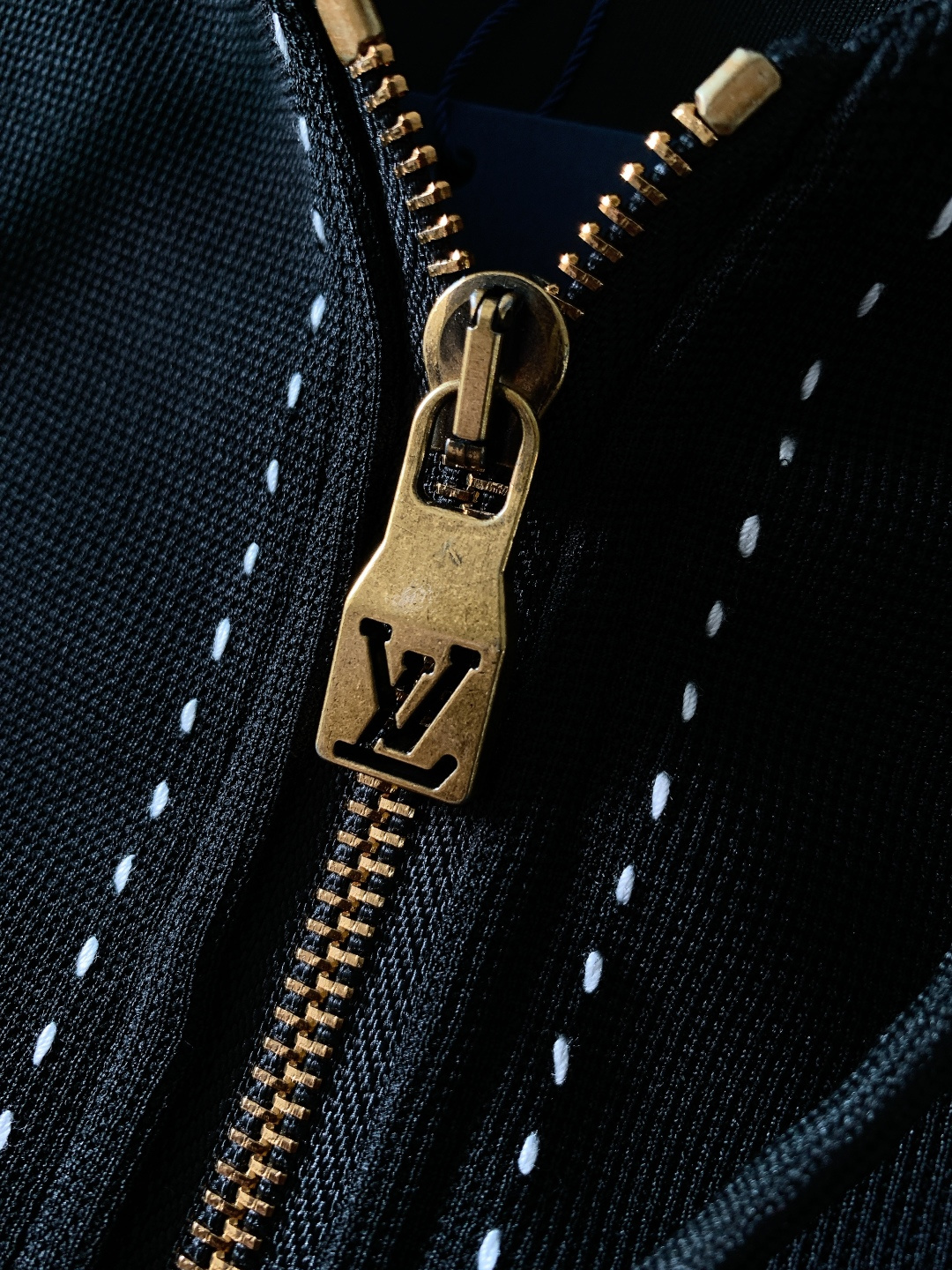 LouisVuitton 路易威登 2025FW秋冬新品黑系刺绣套装。衣身与裤装的标识字母采用立体刺绣工
