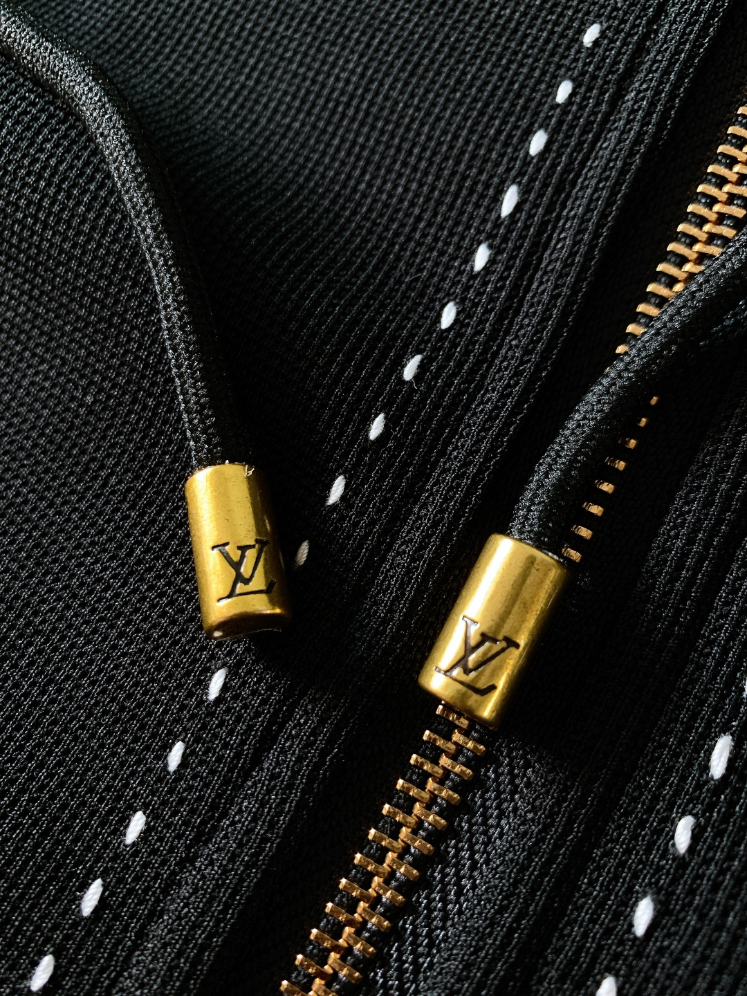 LouisVuitton 路易威登 2025FW秋冬新品黑系刺绣套装。衣身与裤装的标识字母采用立体刺绣工