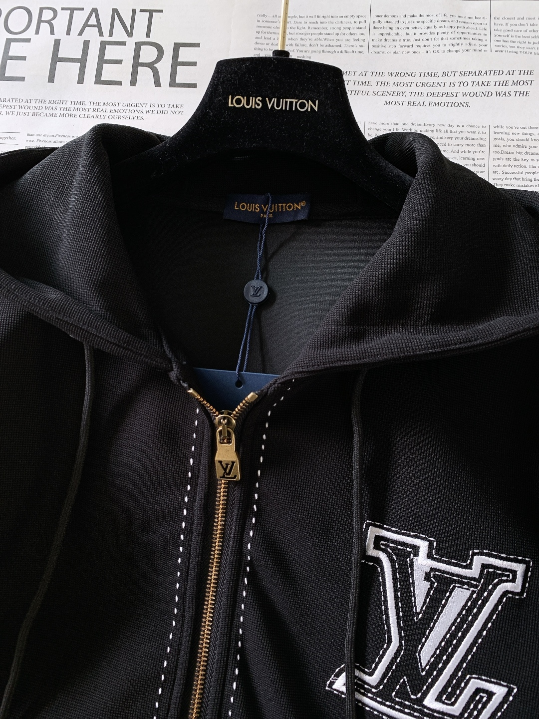 LouisVuitton 路易威登 2025FW秋冬新品黑系刺绣套装。衣身与裤装的标识字母采用立体刺绣工