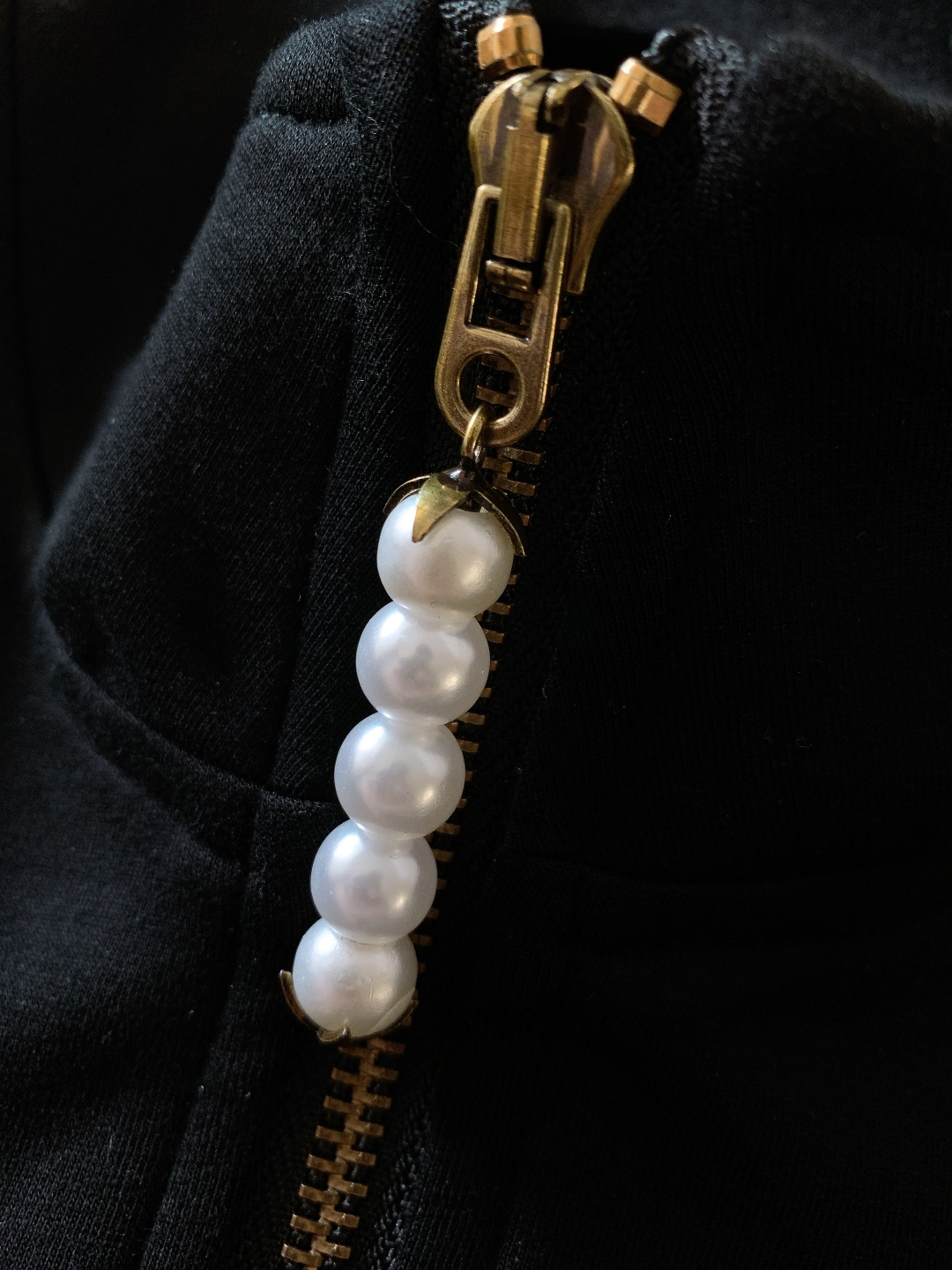 LouisVuitton 路易威登 2025FW秋冬新品黑调珠绣套装。衣身与裤装的LV字母采用珍珠绣工艺