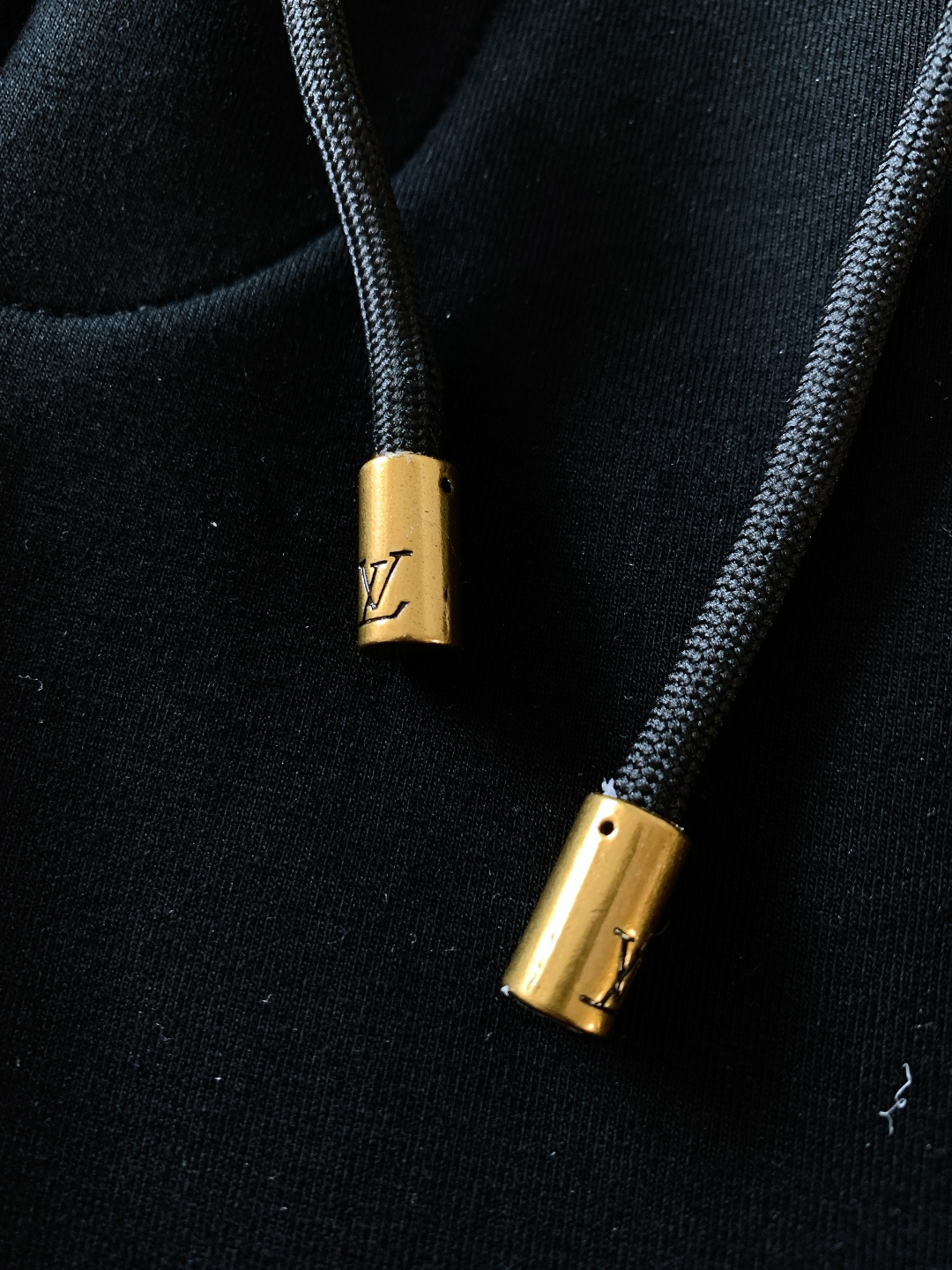 LouisVuitton 路易威登 2025FW秋冬新品黑调珠绣套装。衣身与裤装的LV字母采用珍珠绣工艺