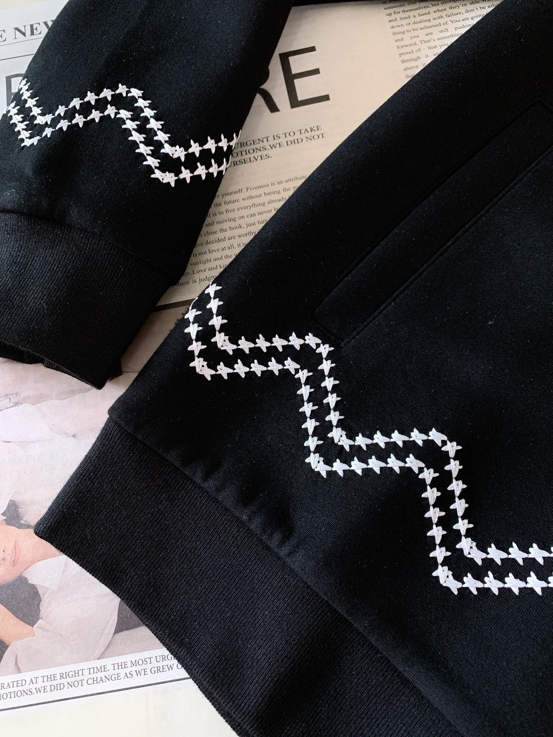 LouisVuitton 路易威登 2025FW秋冬新品黑调珠绣套装。衣身与裤装的LV字母采用珍珠绣工艺