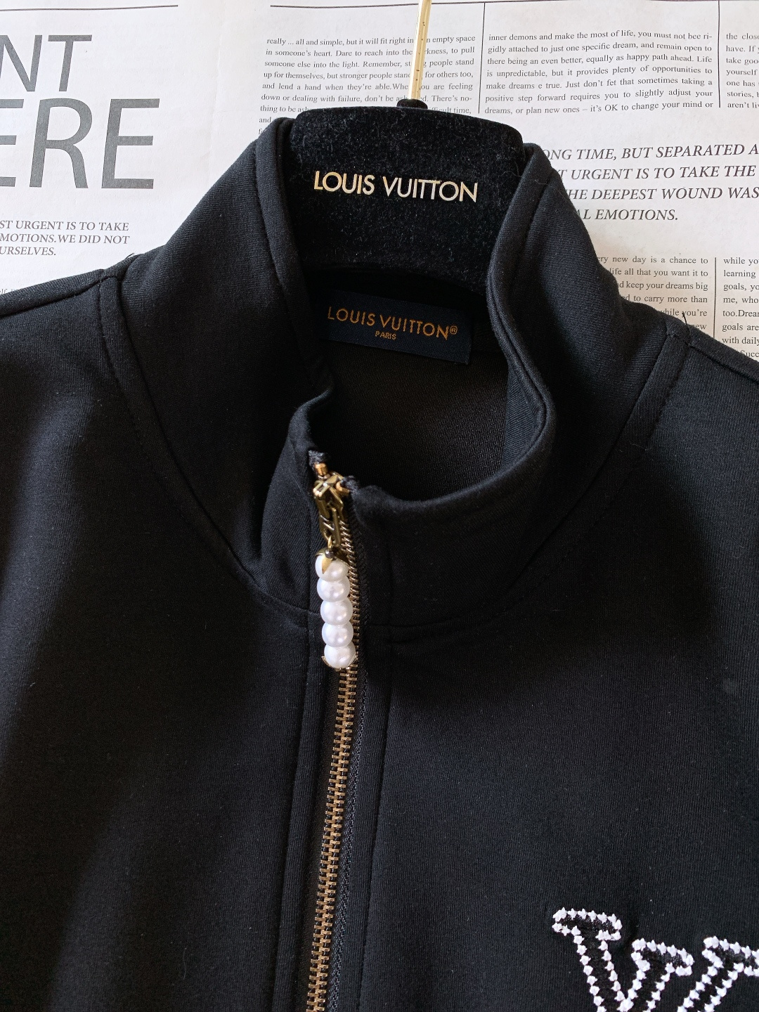 LouisVuitton 路易威登 2025FW秋冬新品黑调珠绣套装。衣身与裤装的LV字母采用珍珠绣工艺