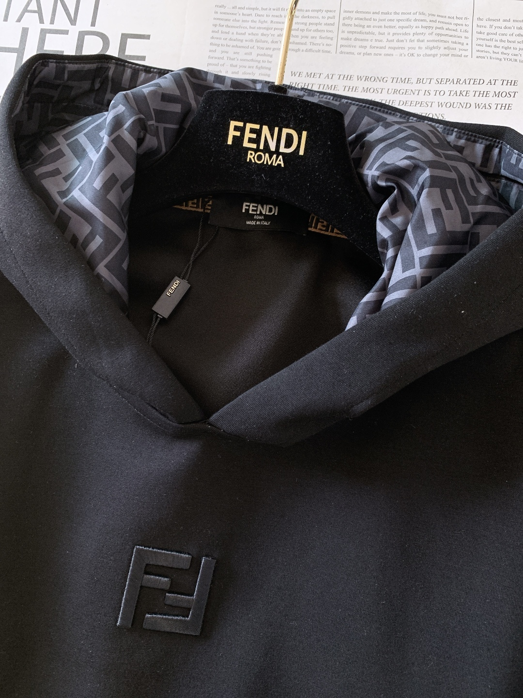 ￼Fendi 芬迪 2025FW秋冬新品 时尚休闲套装。立体刺绣的双F标识，不是简单“印上去”，是高密度