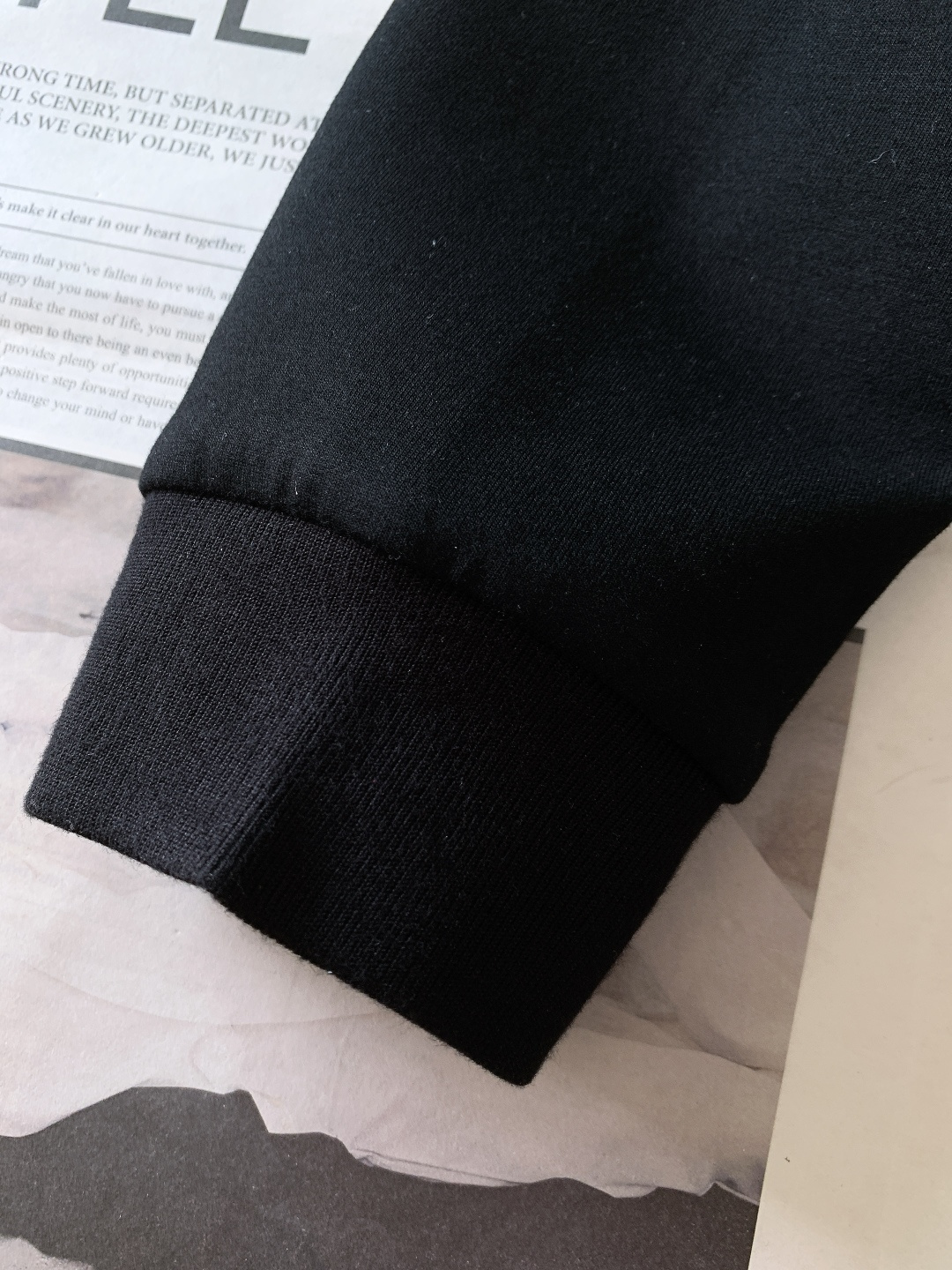 ￼Fendi 芬迪 2025FW秋冬新品 时尚休闲套装。立体刺绣的双F标识，不是简单“印上去”，是高密度