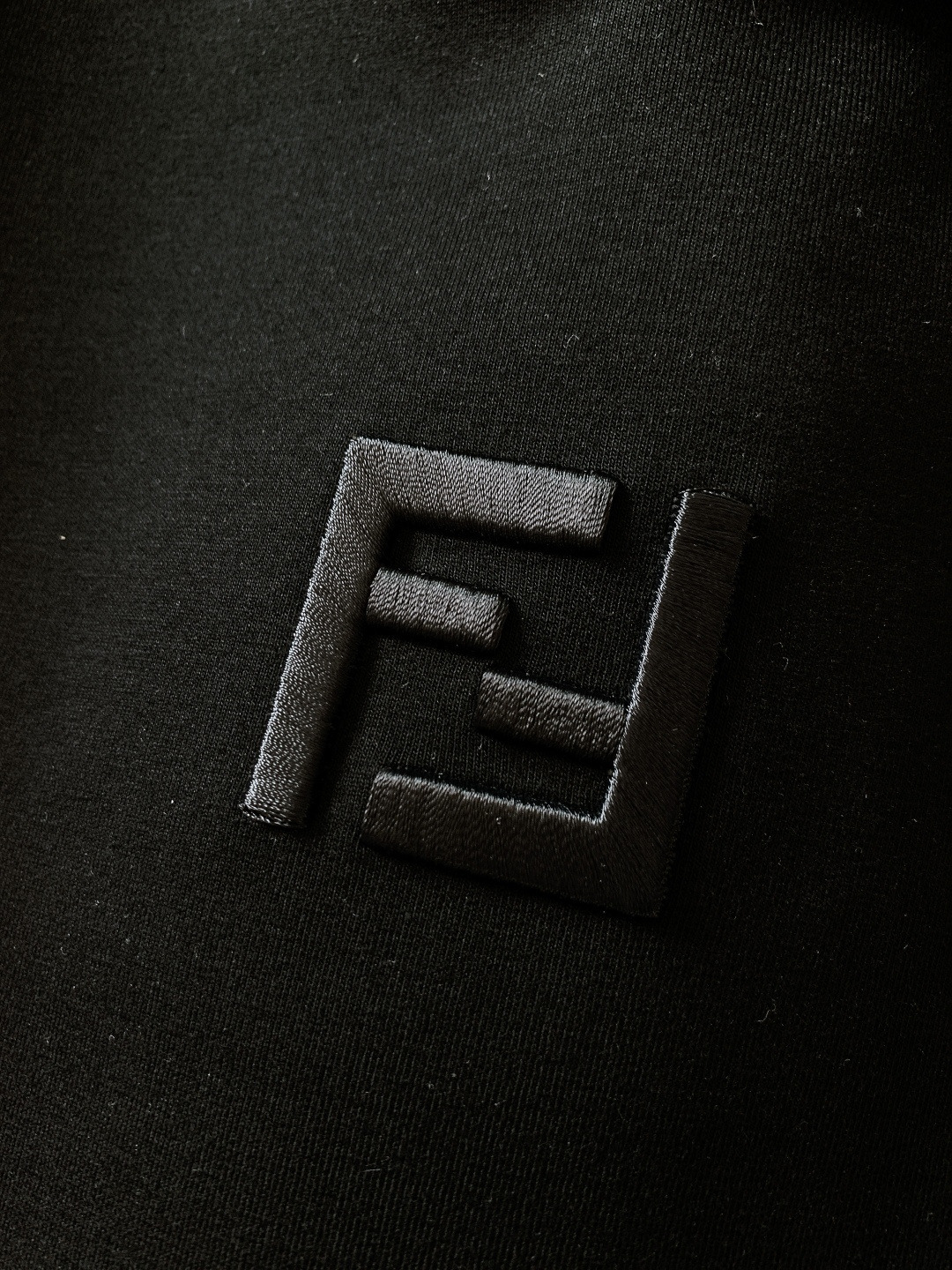 ￼Fendi 芬迪 2025FW秋冬新品 时尚休闲套装。立体刺绣的双F标识，不是简单“印上去”，是高密度