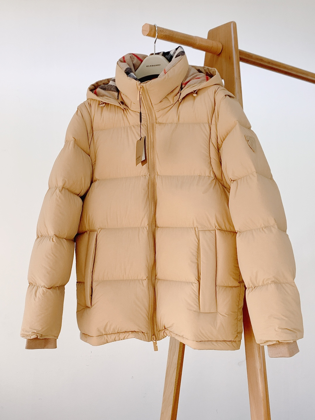 NO:691314,Burberry casual 2-in-1 hooded down jacket.  Comes with detachable sleeves. It can be worn as a vest. It adopts a new simple version design. This short style is made of nylon fabric, and the sleeves can be easily detached for easy conversion to wearing. The striped quilted short style is versatile and not picky. Customized national standard 90 white duck down filling, imported machine-sewn lines  Craftsmanship. The overall three-dimensional feel is full, the design of the zipper placket, and the decoration of customer-supplied hardware accessories. The finely embroidered badges on the sleeves are like bright strokes embellished on the clothes, injecting vitality and movement into the overall shape, making it more eye-catching. Trade orders in full condition, a must-have item for autumn and winter. Available in three colors.  …………………………………………… Size48-56,,burberry,burberry,down jacket,hats,19860909Burberry 巴宝莉 休闲二合一连帽羽绒服. 搭配可拆卸衣袖.可作为马甲穿着.采用焕新的简约版型设计.这款短款由尼龙面料制成,衣袖可轻松拆卸,便于将转换为穿着.条纹绗缝短款收身版型百搭不挑人.定制国标90白鸭绒填充,进口机缝制线条工艺.整体立体感饱满,拉链门襟的设计,客供五金辅料装饰.衣袖精工刺绣徽章如同明亮的笔触点缀在衣服上,为整体造型注入了活力与动感,使更加引人注目.全品相的贸易订单,秋冬必备单品.三色可选 …………………………………………………… Size48-56,,burberry,burberry,down jacket,hats,,Men's clothing