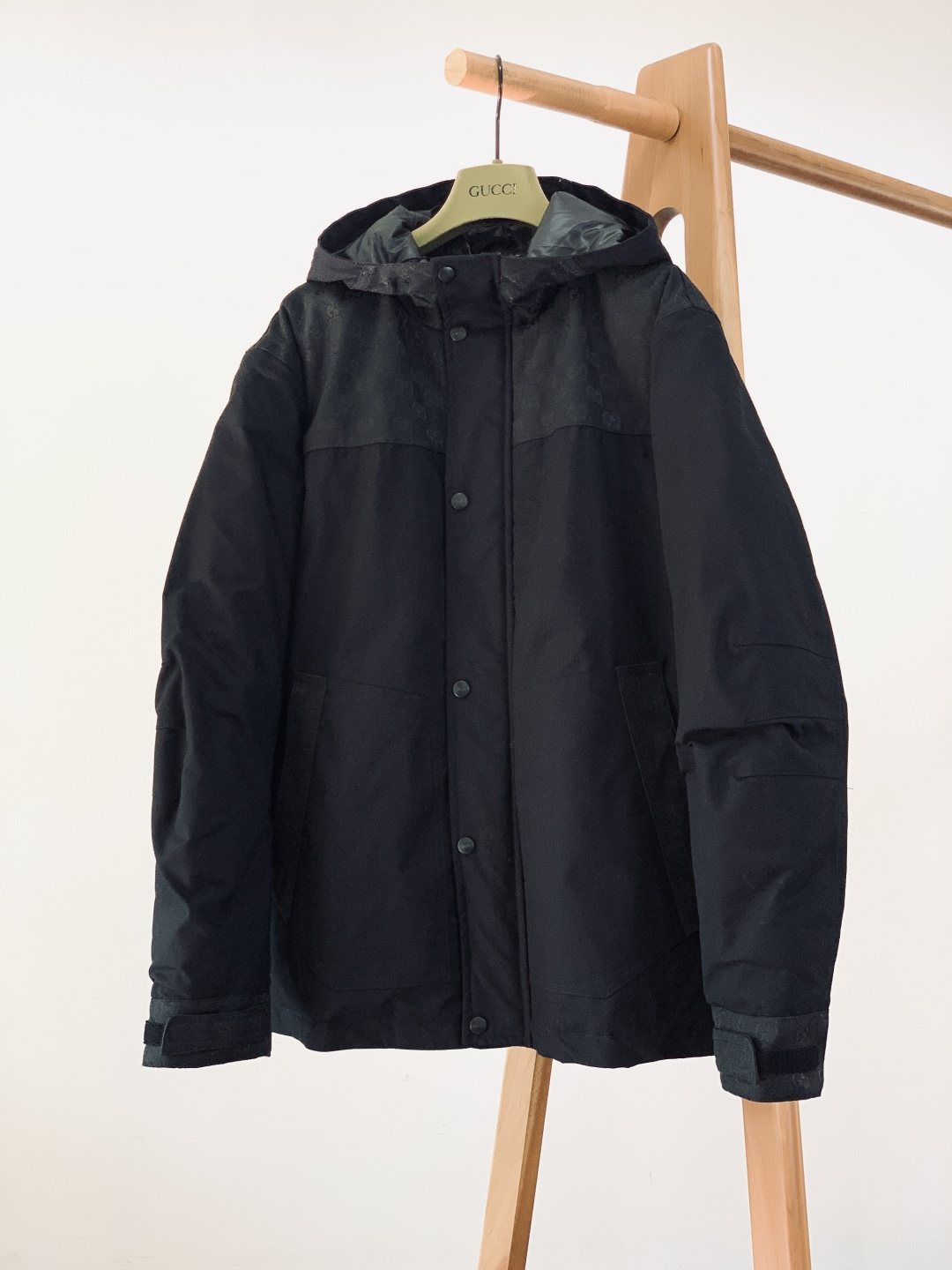 NO:691316,Gucci Gucci 2025FW new autumn and winter products  Black cotton jacquard plaid cotton jacket, made of pure cotton jacquard plaid fabric, has both soft texture and three-dimensional texture, injecting a luxurious style into winter wear. The body is integrated with classic GG canvas inlays, and a low-key brand logo pattern is outlined on the black base;  The fixed hood design is suitable for outdoor scenes. The front button and zipper placket are both windproof and practical. Whether it is daily walking in the city or outdoor hiking, it can keep warm and stylish. The loose fit is not flattering on the body shape, and it can be easily worn to create a high-end atmosphere.  On the back, from the embossed brand logo on the metal snaps to the brand stamp on the drawstring19860909Gucci 古驰 2025FW秋冬新品 黑色棉质提花格纹棉服,以纯棉提花格纹面料打造,柔软质感与立体肌理兼具,为冬日穿搭注入奢雅格调.衣身融入经典GG帆布镶饰,在黑色基底上勾勒出低调的品牌标识纹路；固定兜帽设计适配户外场景,前侧纽扣与拉链双门襟兼顾防风性与实用性,无论是城市日常漫步还是户外徒步登高,都能兼顾保暖与型格,宽松版型不挑身形,轻松穿出高阶氛围感. 背面从金属按扣的品牌标识浮雕刻字,到抽绳扣的品牌压标,这款棉服将匠心细节藏于方寸之间意大利制衣工艺让面料走线工整,GG提花帆布镶饰在袖口、衣身拼接处形成视觉层次；内里饱满的夹绒填充锁温性佳,亮面里布提升穿着顺滑度；领口抽绳可自由调节兜帽松紧,侧边隐形口袋兼顾储物需求.洗水标清晰标注纯棉材质与护理说明,每一处细节都诠释着对品质与设计的双重追求,单穿或内搭针织衫都能解锁冬日轻奢穿搭. 46码衣长72 胸围124 袖长64 肩宽49.5 48码衣长74 胸围128 袖长65 肩宽51 50码衣长76 胸围132 袖长66 肩宽52.5 52码衣长78 胸围136 袖长67 肩宽54 …………………………………………………… Size46-52,,gucci,gucci,hats,,Men's clothing