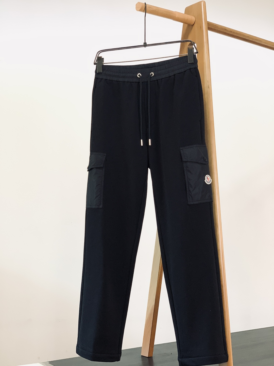 Moncler 蒙口 2025FW秋冬新品尼龙工装贴袋棉质运动休闲卫裤 常规直筒设计裁剪兼具个性时尚范儿