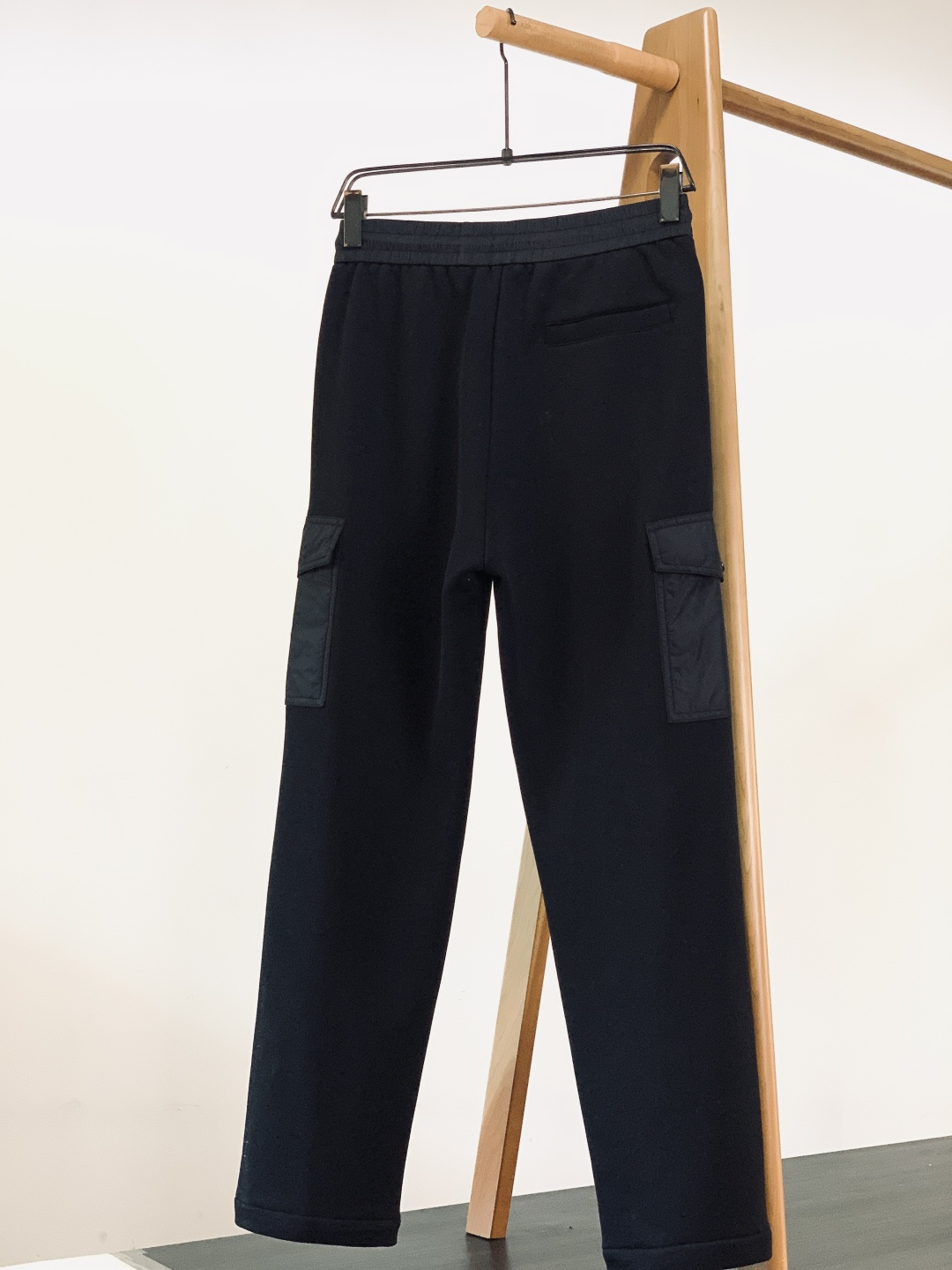 Moncler 蒙口 2025FW秋冬新品尼龙工装贴袋棉质运动休闲卫裤 常规直筒设计裁剪兼具个性时尚范儿