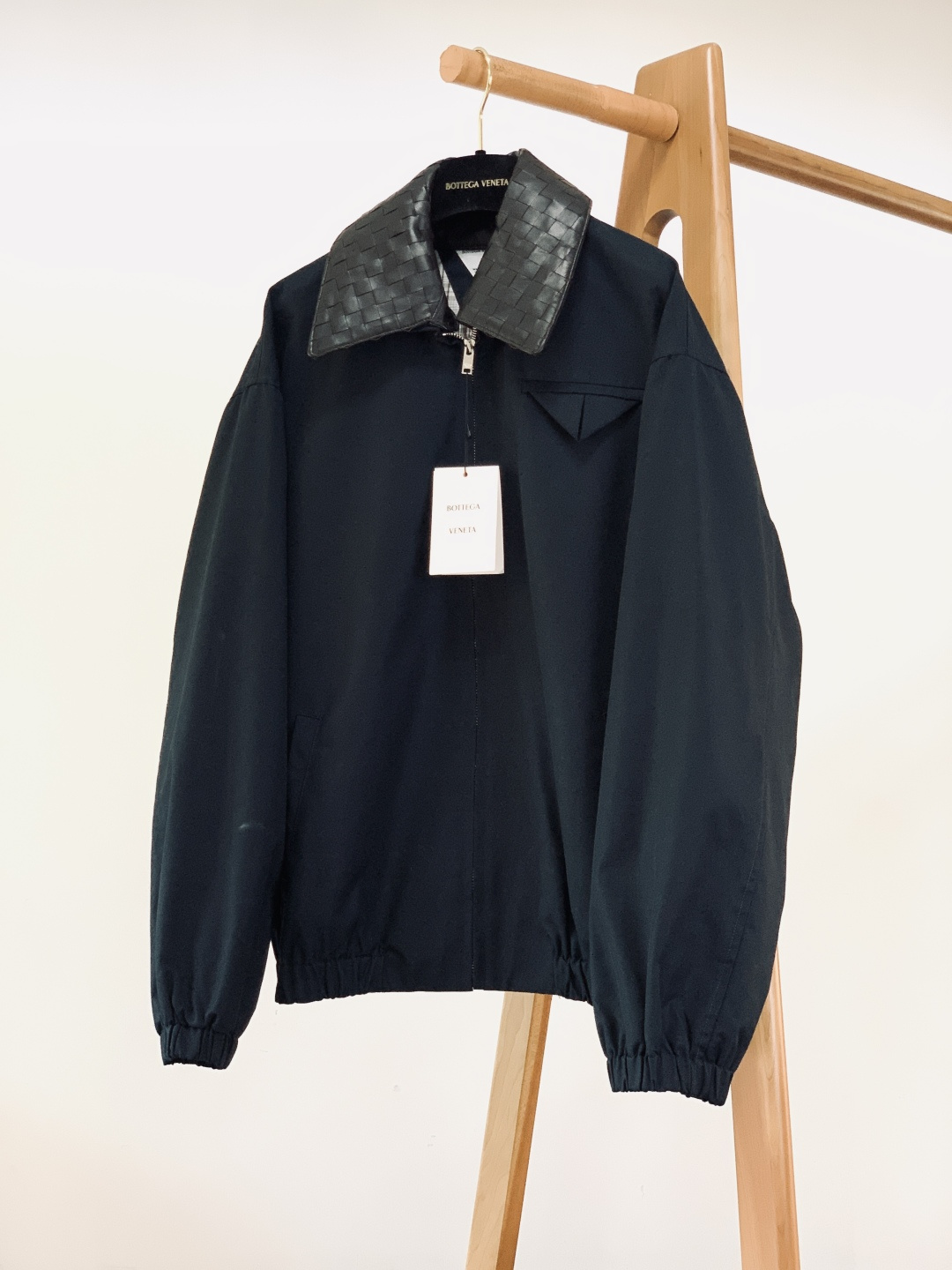 NO:691311,Bottega Veneta 2025FW new product for autumn and winter Intrecciato woven leather collar cotton zipper jacket men's midnight blue. Order the original fabric through craft channels. The navy blue fabric is 52 cotton 48 nylon. Cotton woven fabric is used for the inner plaid fabric. The leather collar is pure handmade lambskin collar. Laser cutting and hand weaving. Strict quality control. Classic inverted triangle on the chest. Matched with 3-hole V-shaped horn buckle. Iconic Bottega  Intrecciato woven leather collar is low-key enough to be unobtrusive, but yet instantly recognizable as having “a sense of design hidden in the details”, it’s really very Bottega!  Girls wear it with a more sassy and cool contrast. The light plaid lining contrasts sharply with the dark blue!  The leather collar can be freely detached. Each genuine leather collar is hand-woven. SML  coats, sheepskin,19860909Bottega Veneta 葆蝶家 2025FW秋冬新品 Intrecciato编织皮领棉质拉链夹克外套男款午夜蓝 工艺渠道订购到原厂面料 藏青面料为52棉48锦纶 内里格纹面料应用棉织布 皮领是纯手工小羊皮领 激光裁剪手工编织 严格把控品质 胸前经典的倒三角 搭配3孔V字型牛角扣 标志性的Bottega Intrecciato 编织皮领 低调到不张扬,却又让人一眼识别 “藏在细节里的设计感”,真的非常Bottega！ 女生穿起来更有一种又飒又酷的反差感 内衬的浅色格纹 和深蓝色形成鲜明反差！ 皮领可以自由拆卸 每条真皮领都是纯手工编织  SML XL 衣长 68 70 72 74 胸围: 120124128 132 袖长59 60 61 62 肩宽57 58 59 60 …………………………………………………… SizeS-XL,,bottega veneta,bottega veneta,jackets & coats,jackets & coats,sheepskin,,Men's clothing