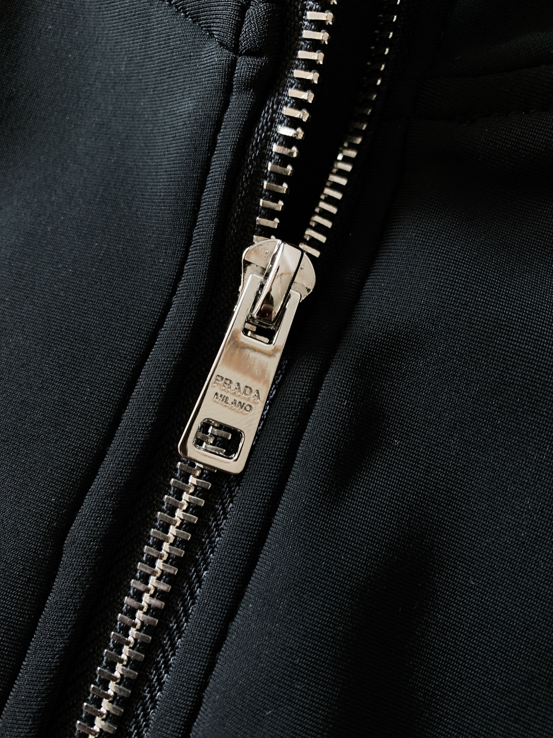 Prada 普拉达 2025FW秋冬新品 时尚休闲套装，进口定制面料打造，舒适透气，质地超赞，客供五金辅